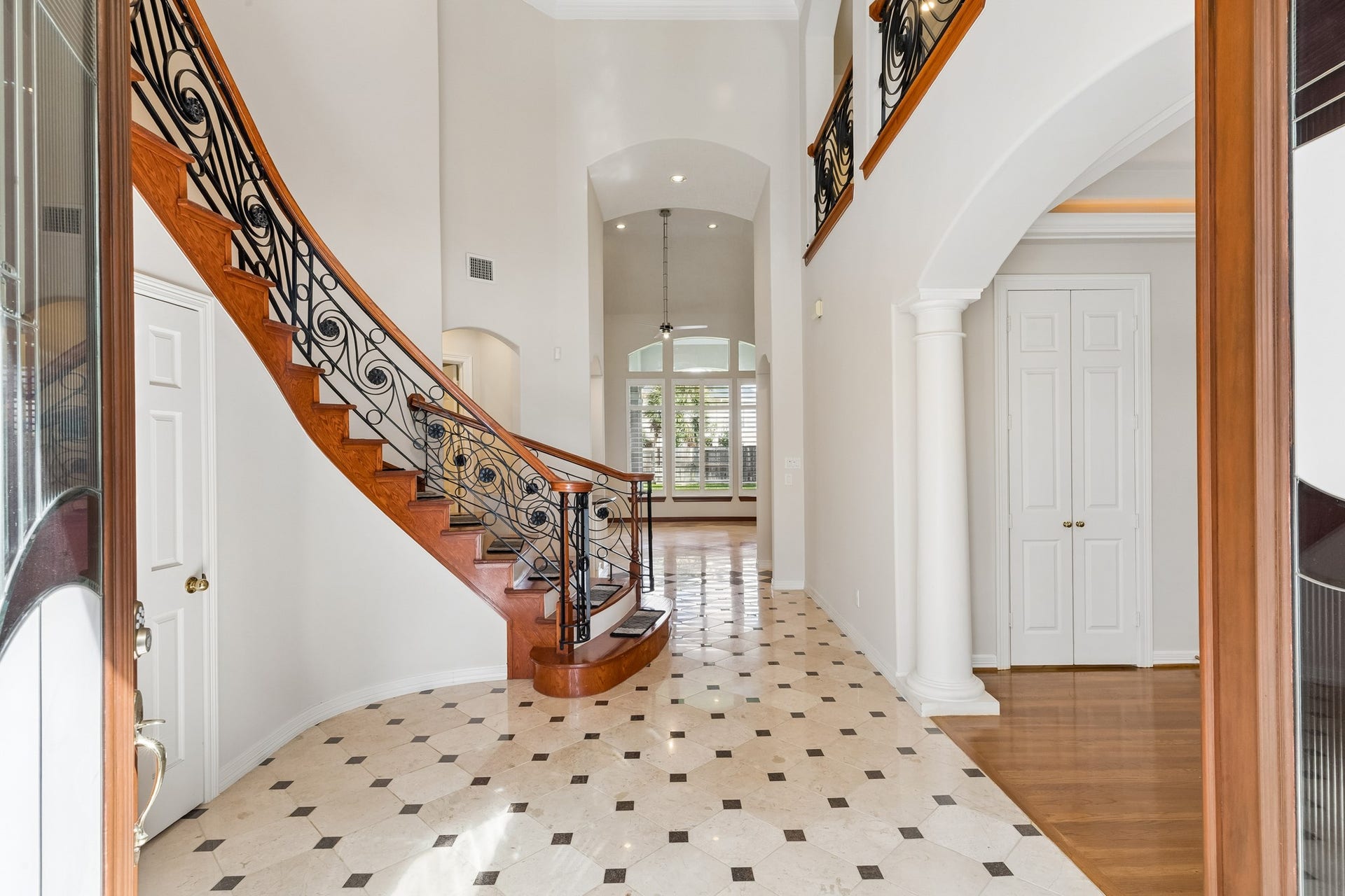 2731 Lakecrest Drive, Pearland, TX 77584 Grand entry.