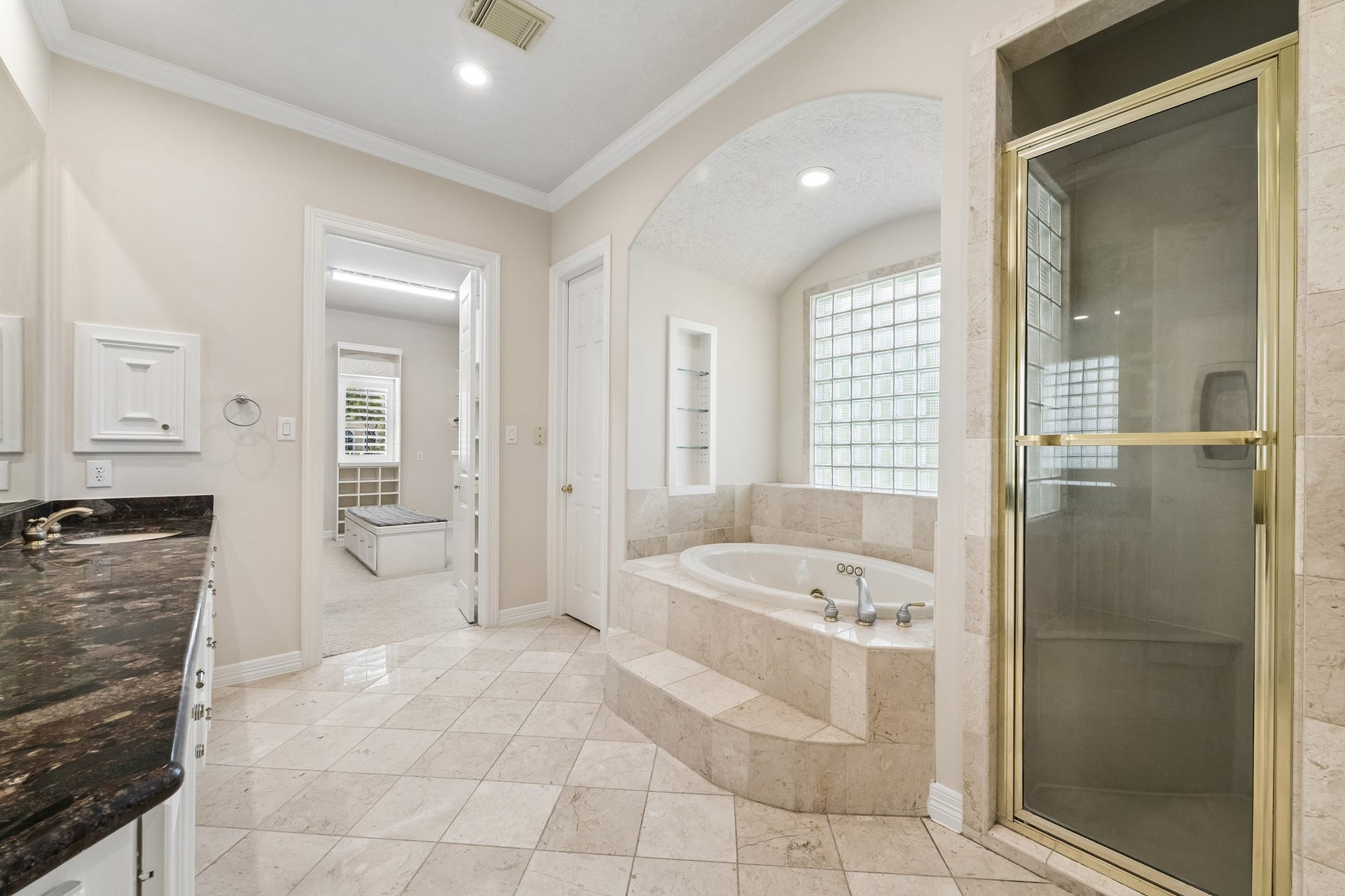 2731 Lakecrest Drive, Pearland, TX 77584 You'll love the separate shower . . .