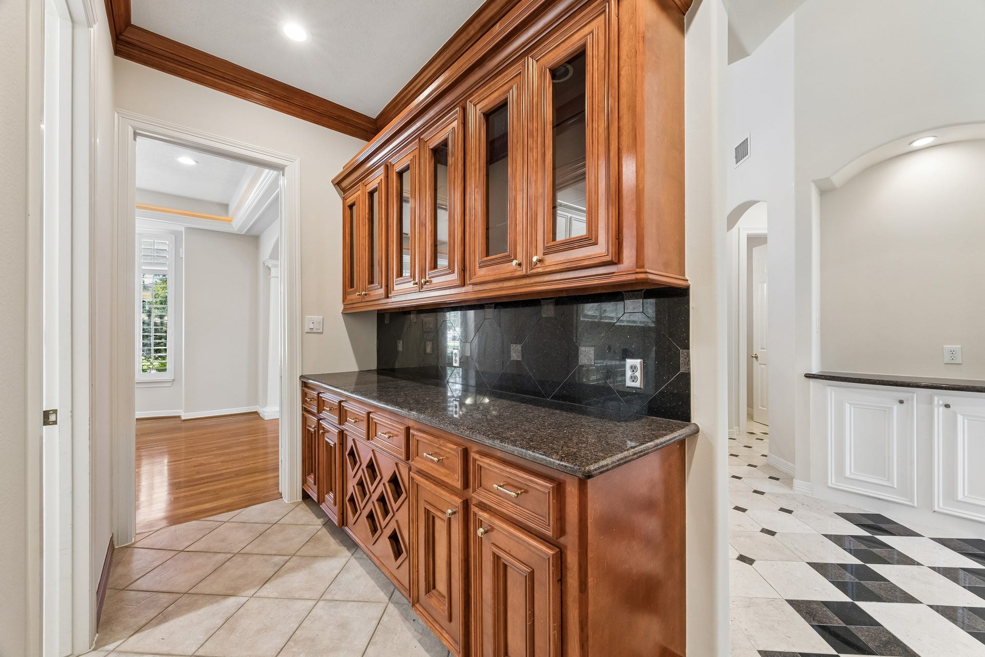 2731 Lakecrest Drive, Pearland, TX 77584 Private butler's pantry between the kitchen/butler's bar and the Formal dining.