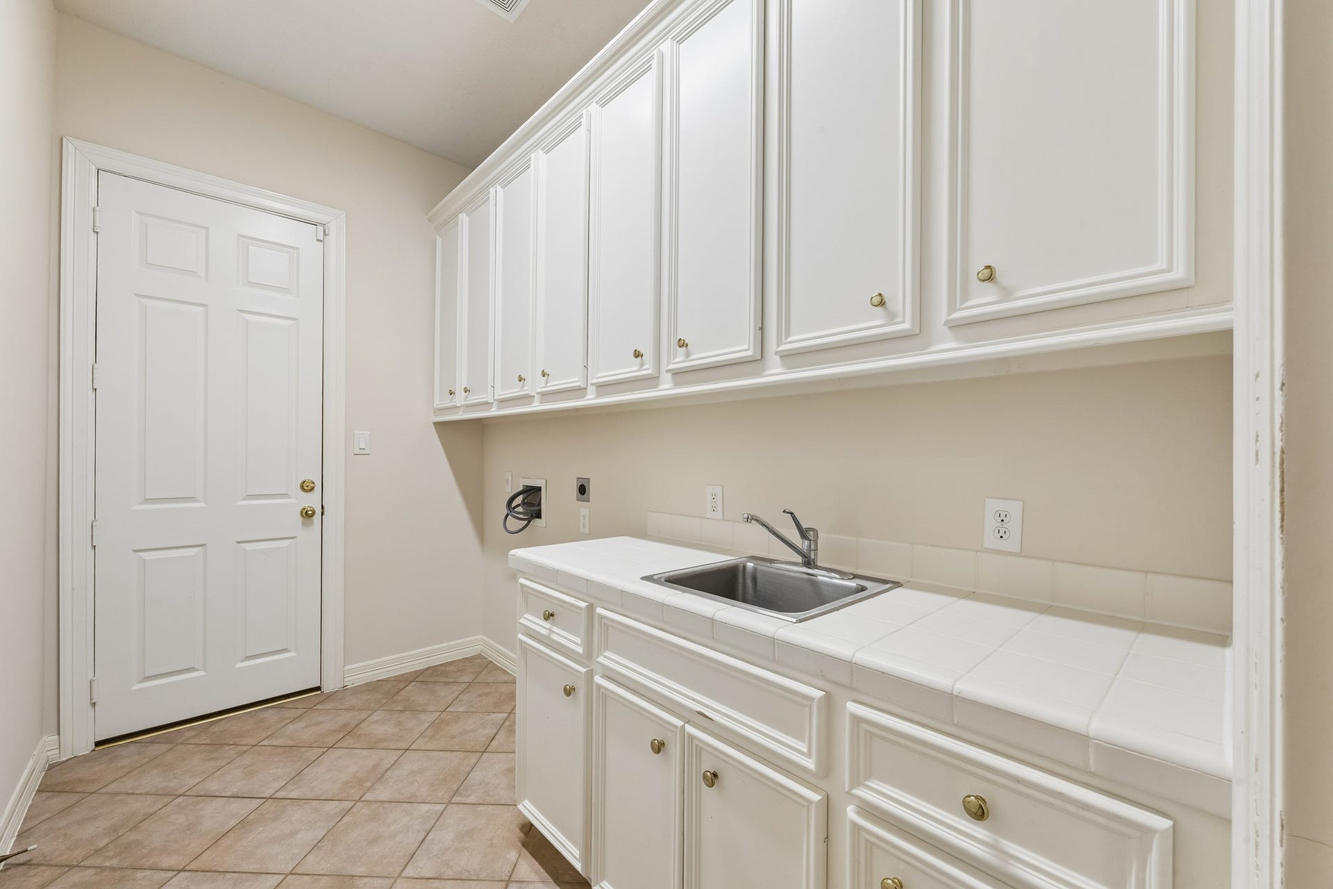 2731 Lakecrest Drive, Pearland, TX 77584 Conveniently located laundry room.
