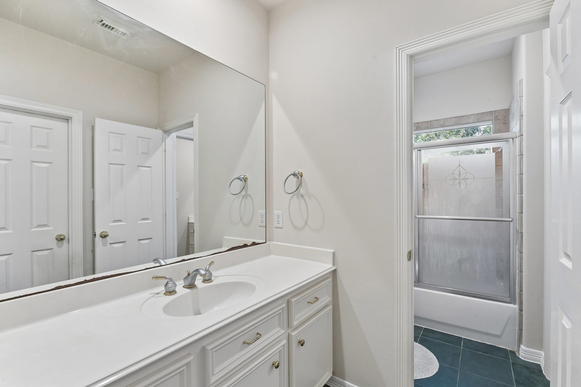 2731 Lakecrest Drive, Pearland, TX 77584 2 full bathrooms upstairs.