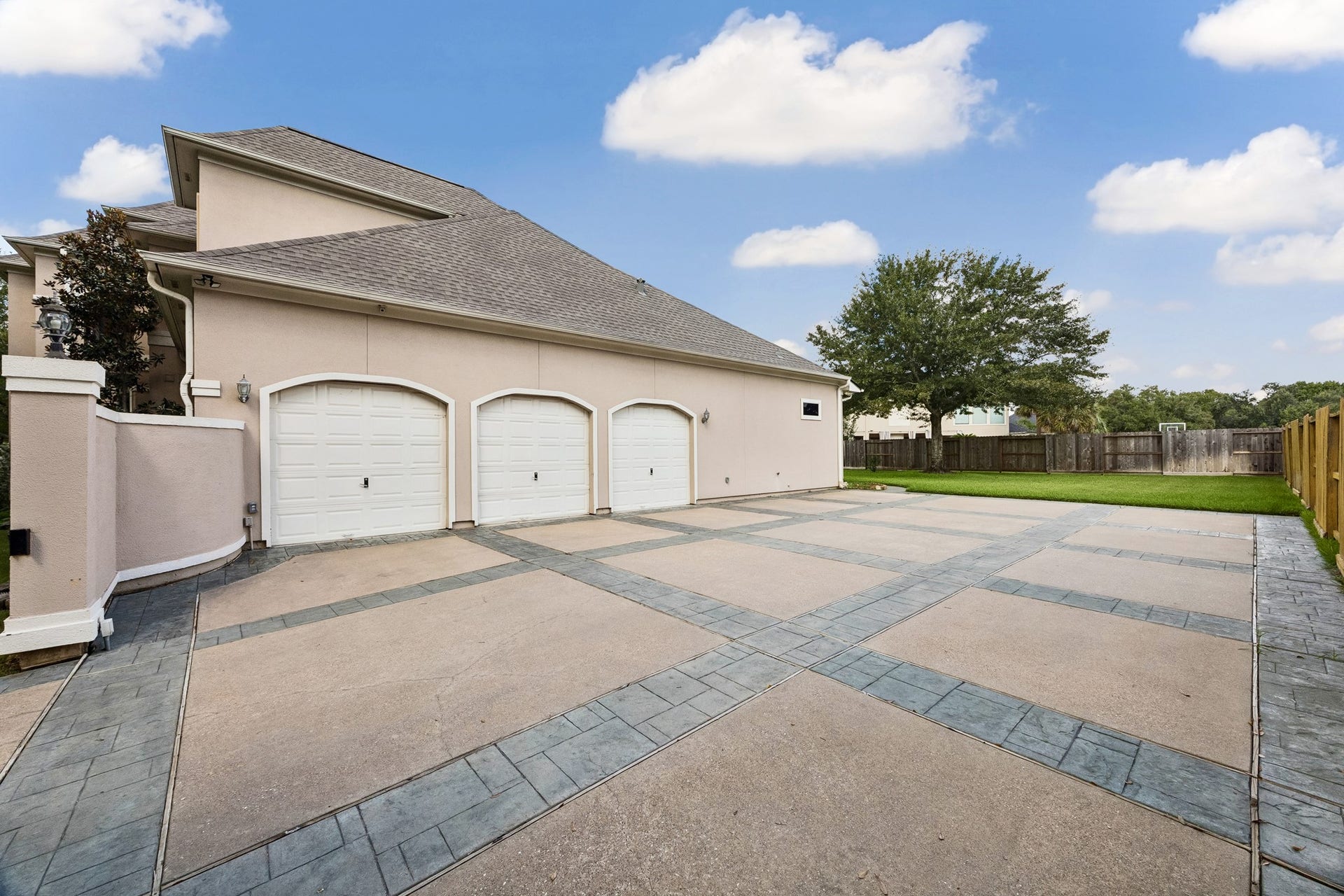 2731 Lakecrest Drive, Pearland, TX 77584 Recent garage door openers for all 3 doors.
