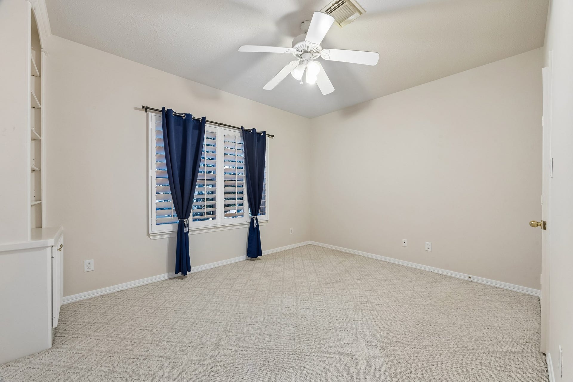 2731 Lakecrest Drive, Pearland, TX 77584 Upstairs bedroom with access to Jack-n-Jill bath.