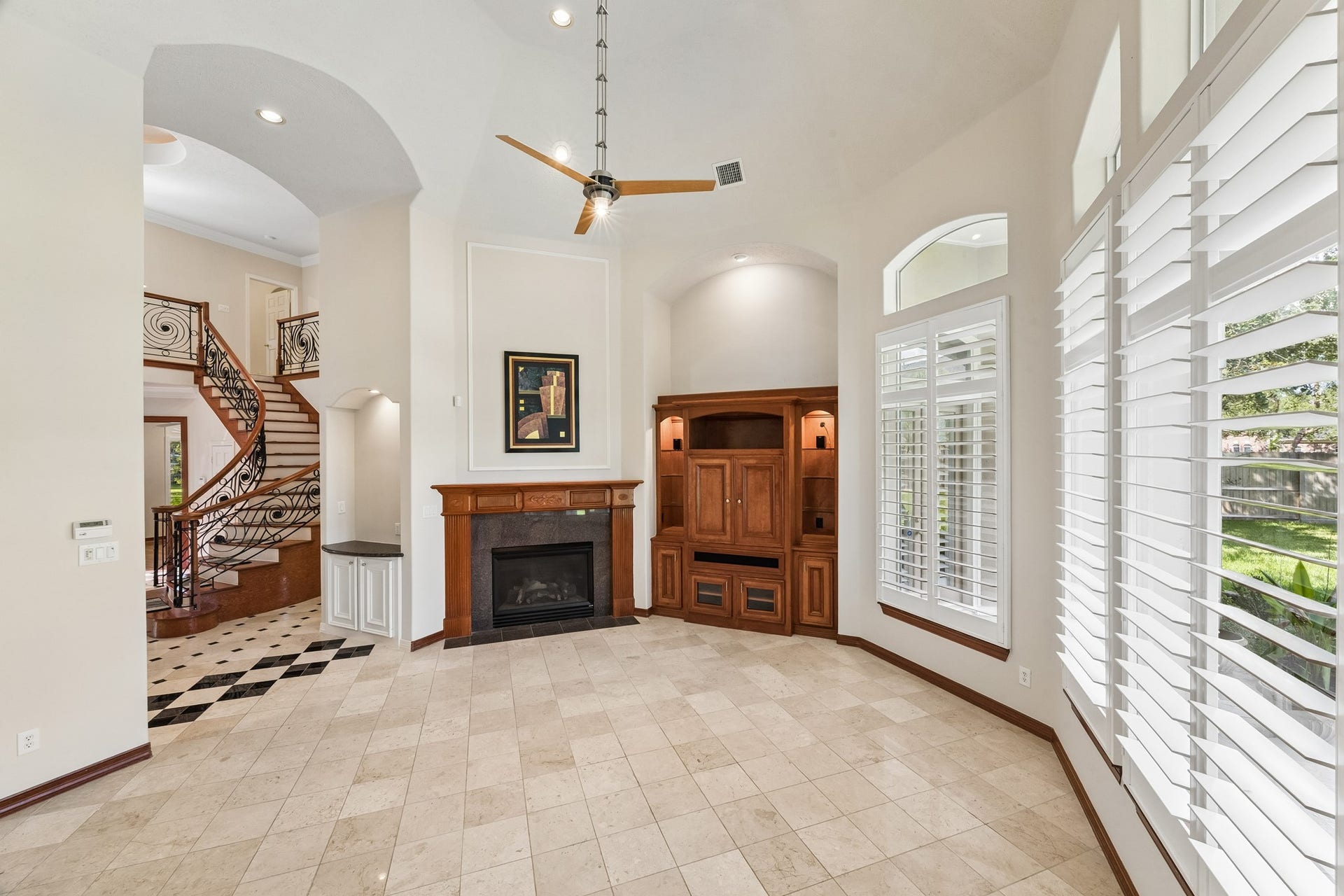 2731 Lakecrest Drive, Pearland, TX 77584 Beautiful living area with high ceilings.