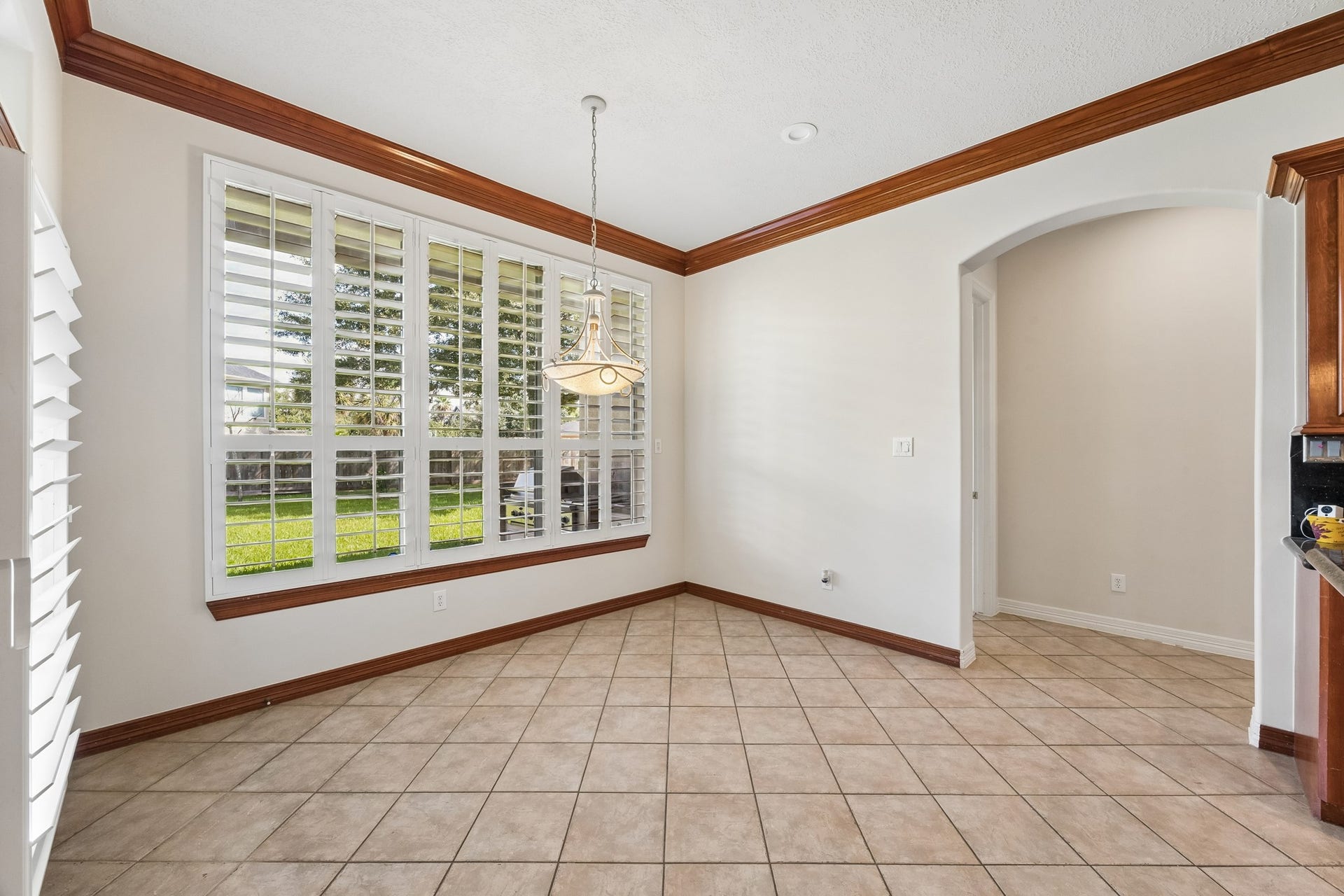 2731 Lakecrest Drive, Pearland, TX 77584 The perfect room to start your day, just off the kitchen.
