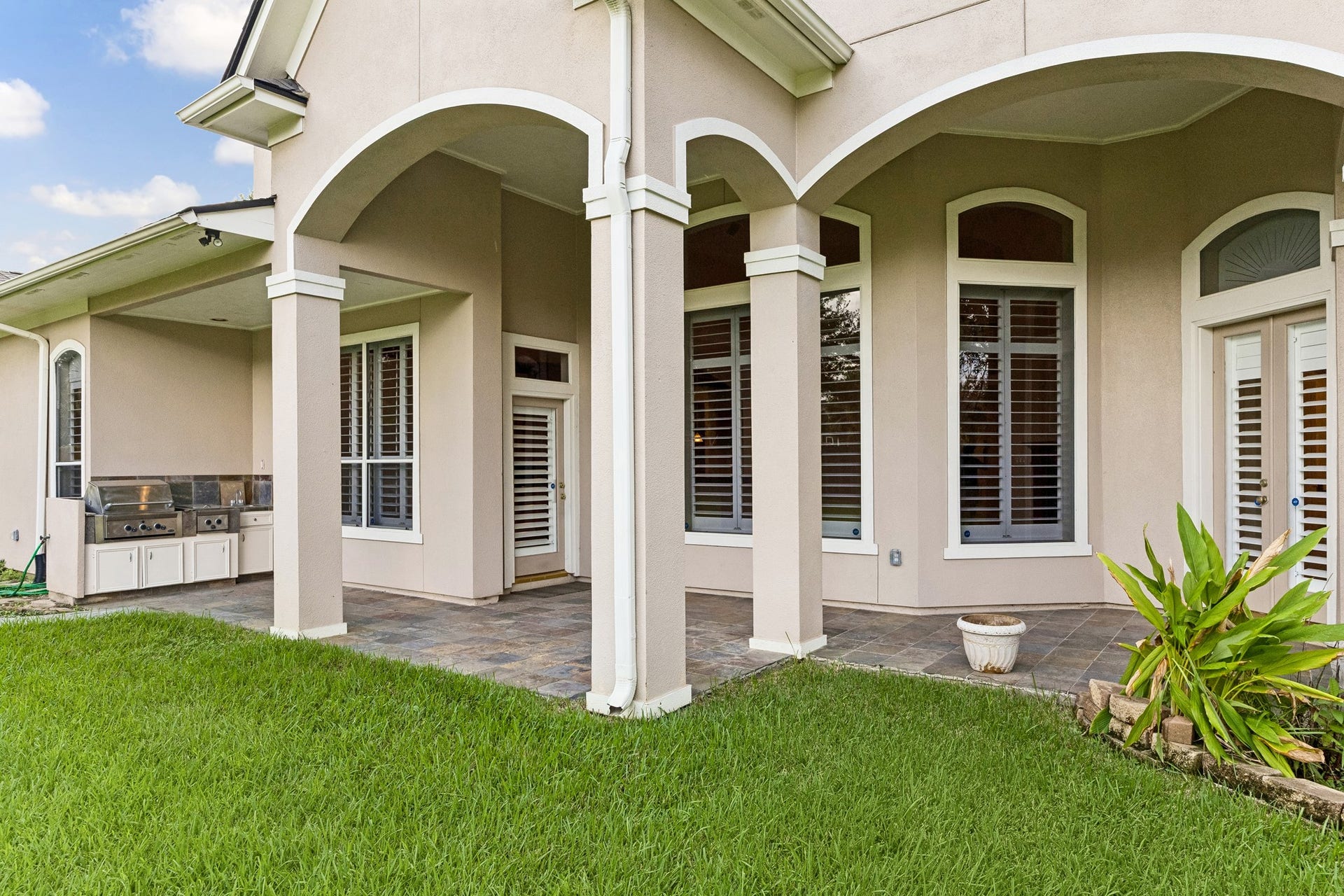 2731 Lakecrest Drive, Pearland, TX 77584 Covered patio is the perfect spot for holiday cookouts.