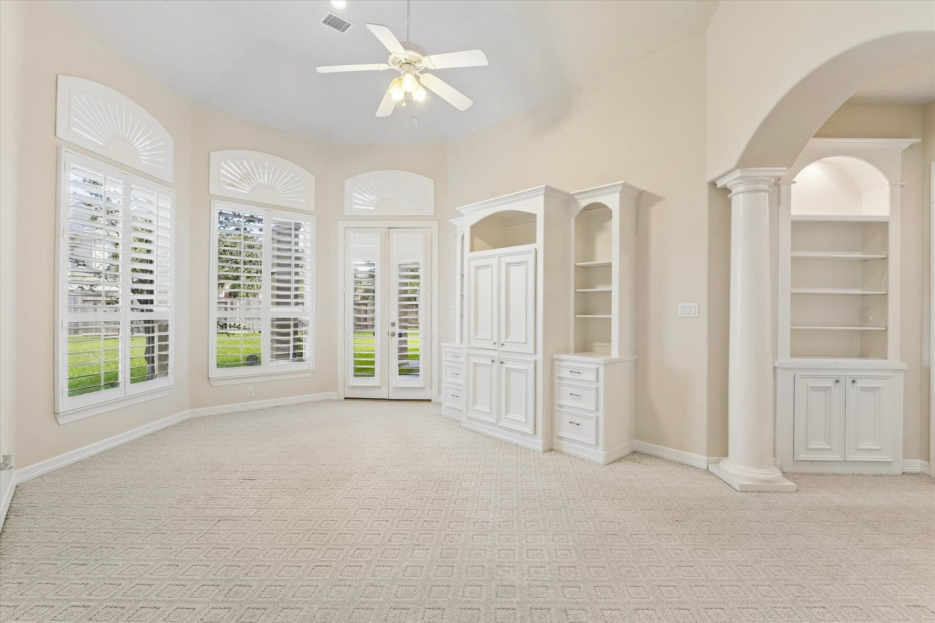 2731 Lakecrest Drive, Pearland, TX 77584 Primary suite with loads of built-ins!