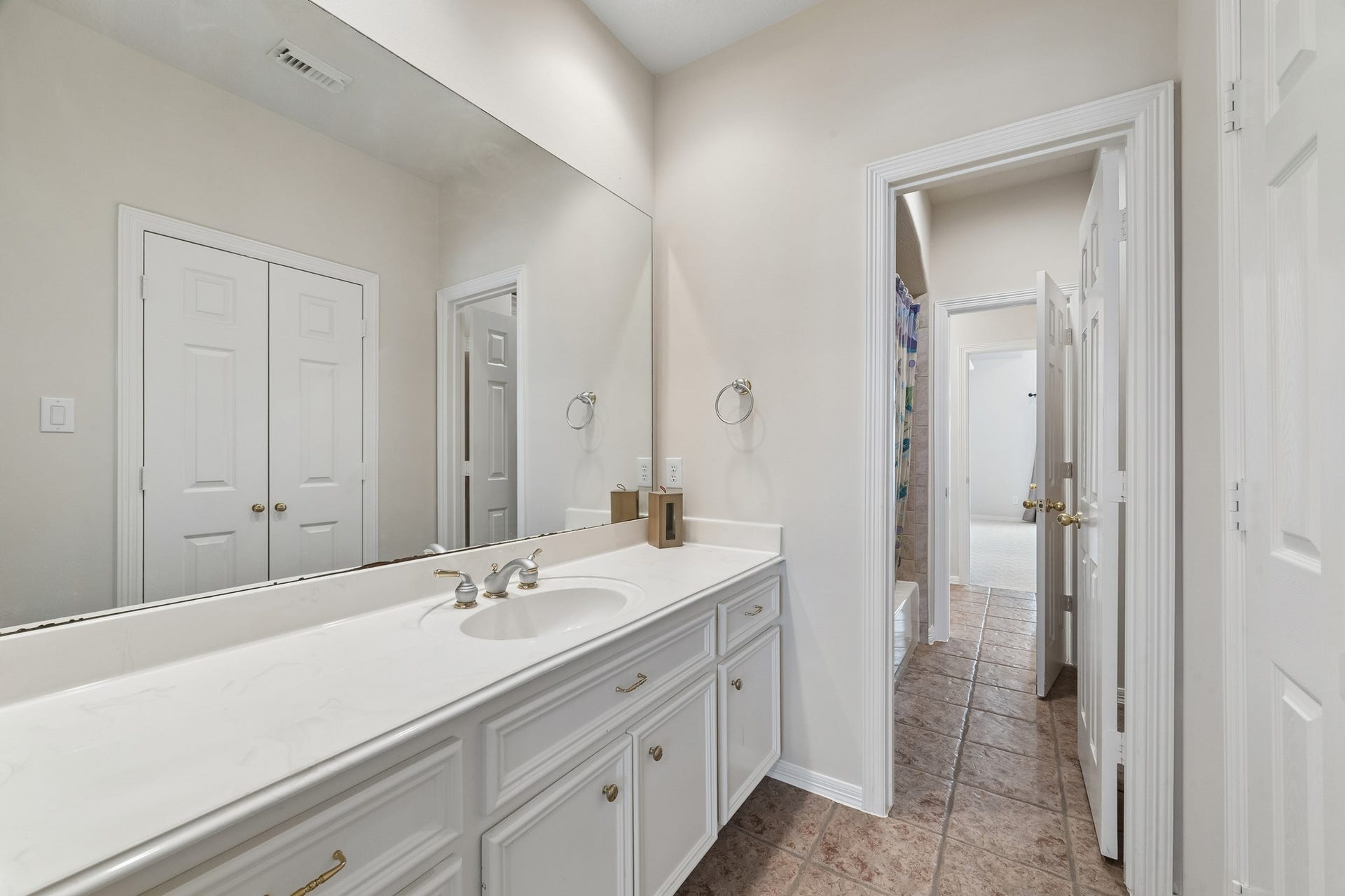2731 Lakecrest Drive, Pearland, TX 77584 Jack-n-Jill baths upstairs.