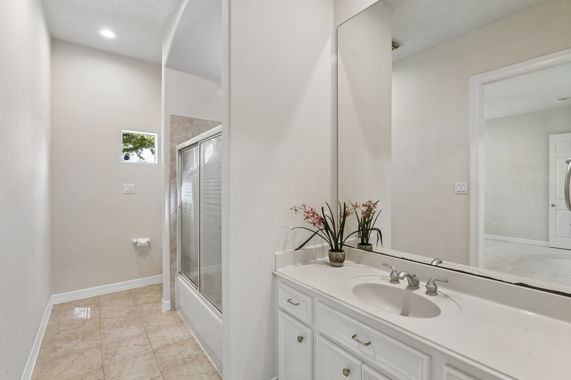 2731 Lakecrest Drive, Pearland, TX 77584 The second bedroom has a private bath.