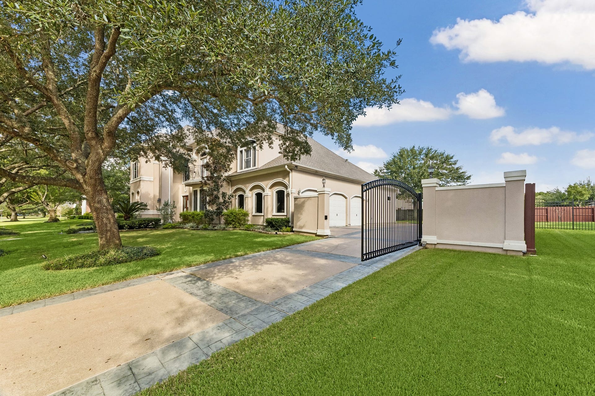 2731 Lakecrest Drive, Pearland, TX 77584 Big 3-car garage with extended parking space.