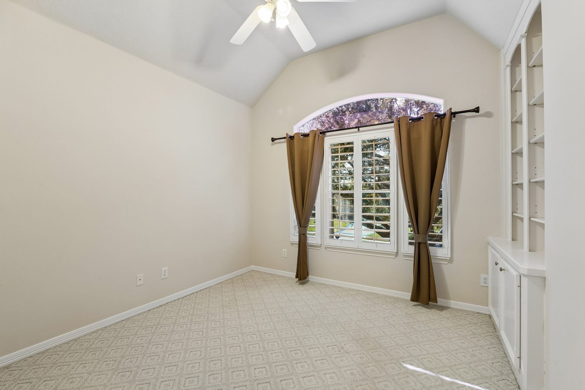 2731 Lakecrest Drive, Pearland, TX 77584 Secondary upstairs bedrooms are quite spacious with built-ins.