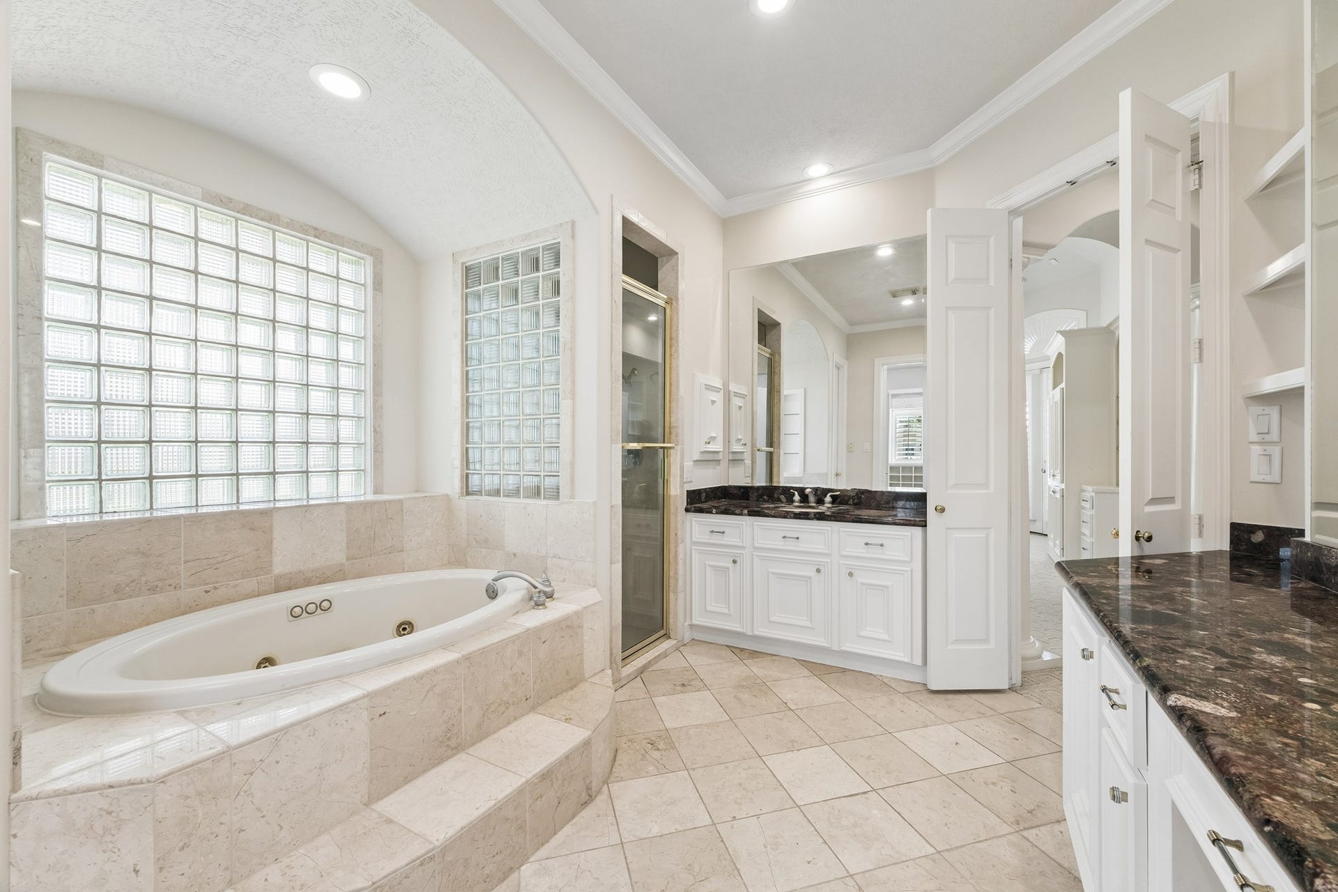 2731 Lakecrest Drive, Pearland, TX 77584 . . . and the jetted soaking tub.