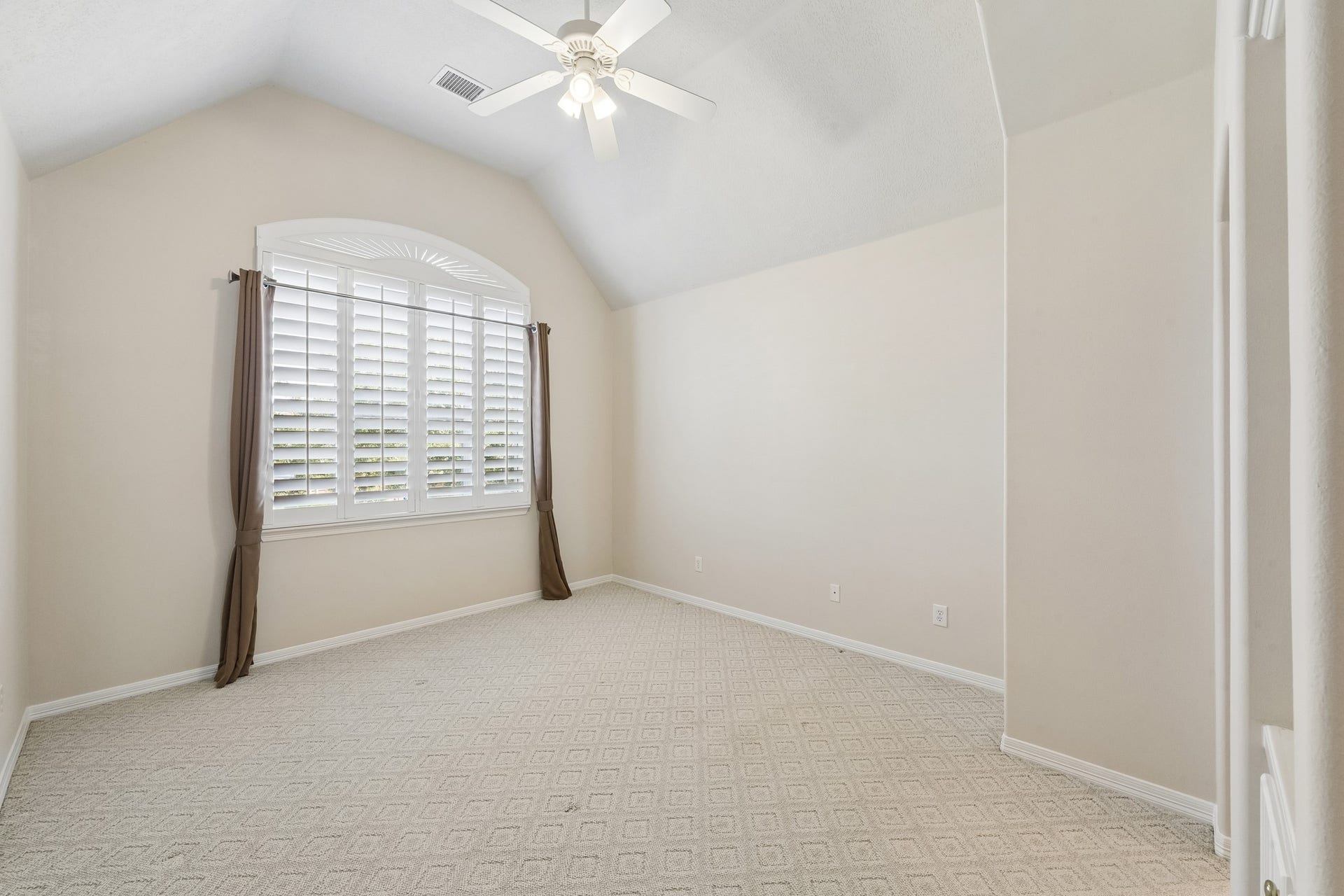2731 Lakecrest Drive, Pearland, TX 77584 Additional secondary bedroom up.