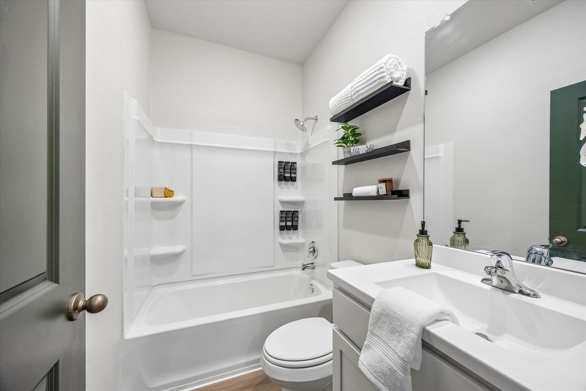 14005 Freeboard Drive, Texas City, TX 77510 Guest Bathroom