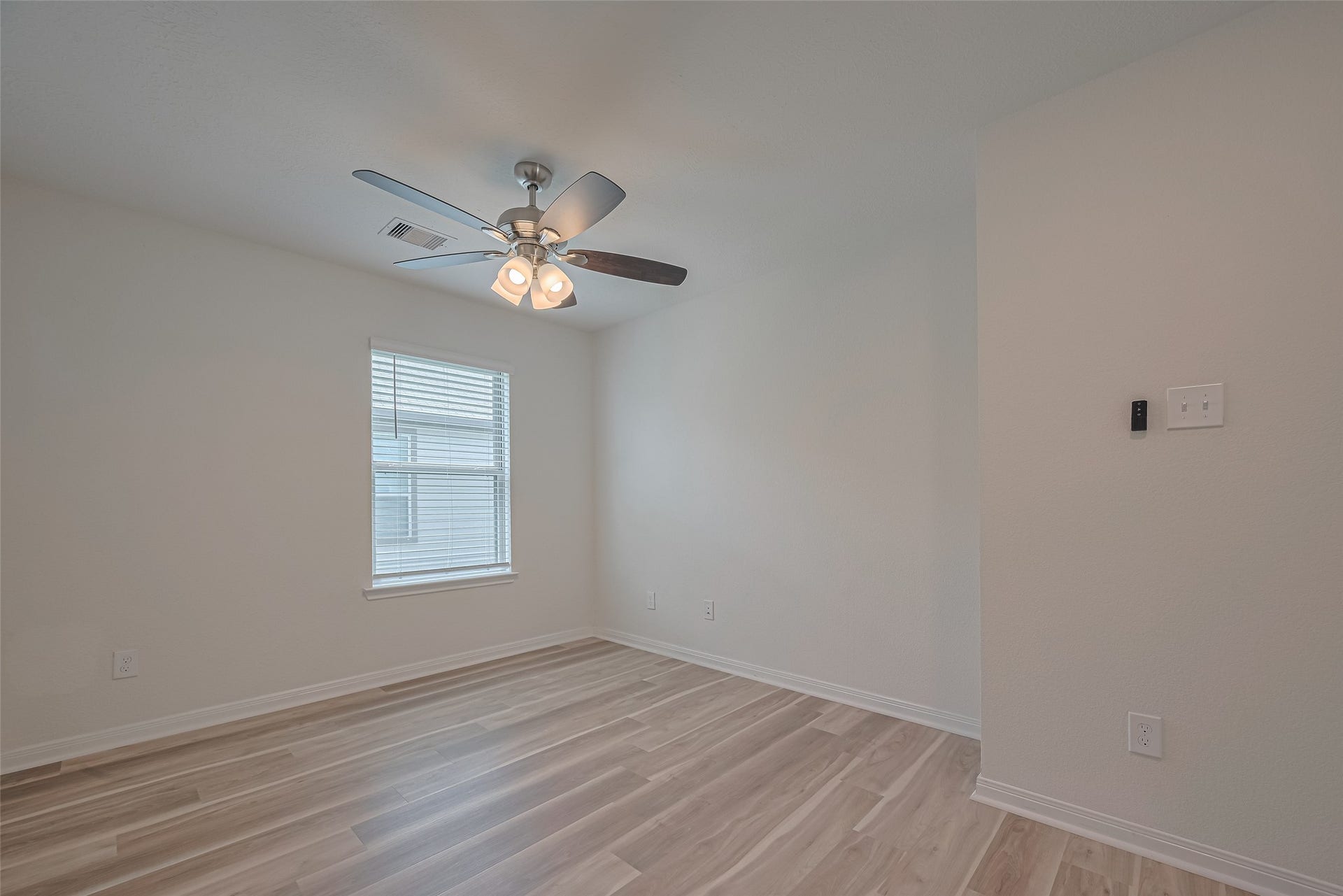Formal Dinning Room/ or Office Space