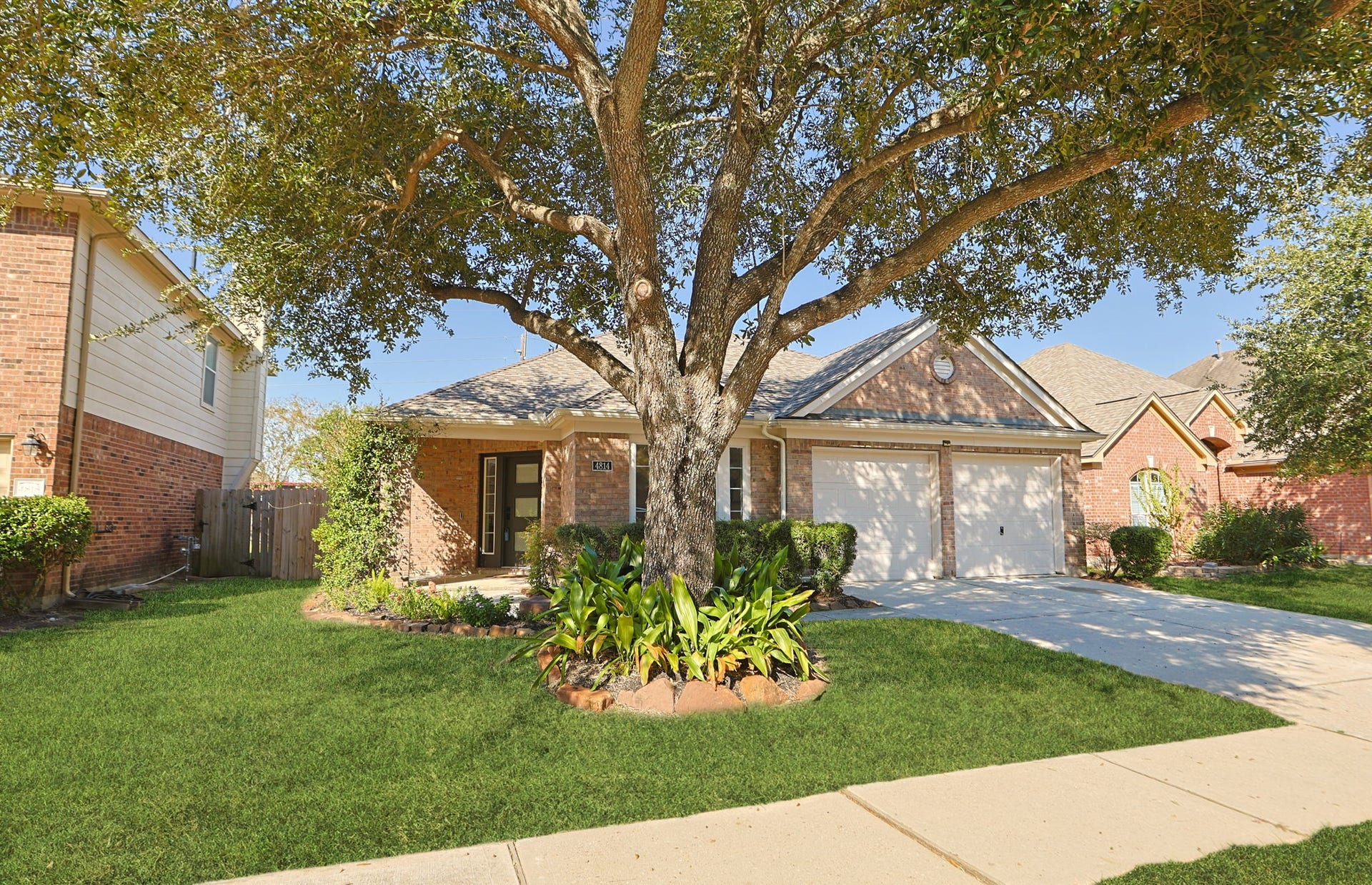 4814 Mosaic Canyon Court, Humble, TX 77396 Neighborhood has mature trees and sidewalks for peaceful nights out walking or visiting with neighbors.