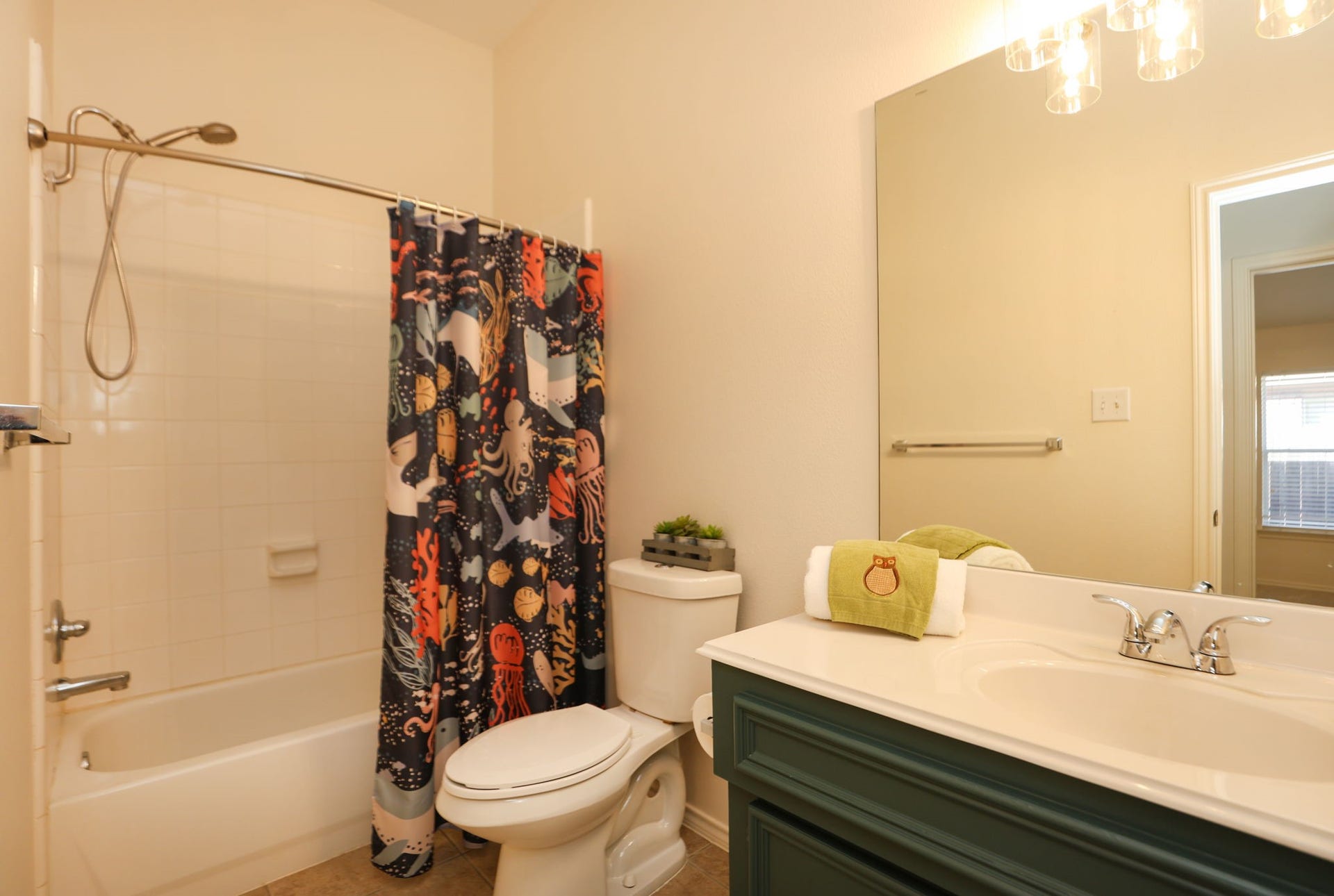 4814 Mosaic Canyon Court, Humble, TX 77396 2nd full bath in this split floor plan home. Features painted vanity and neutral tones.