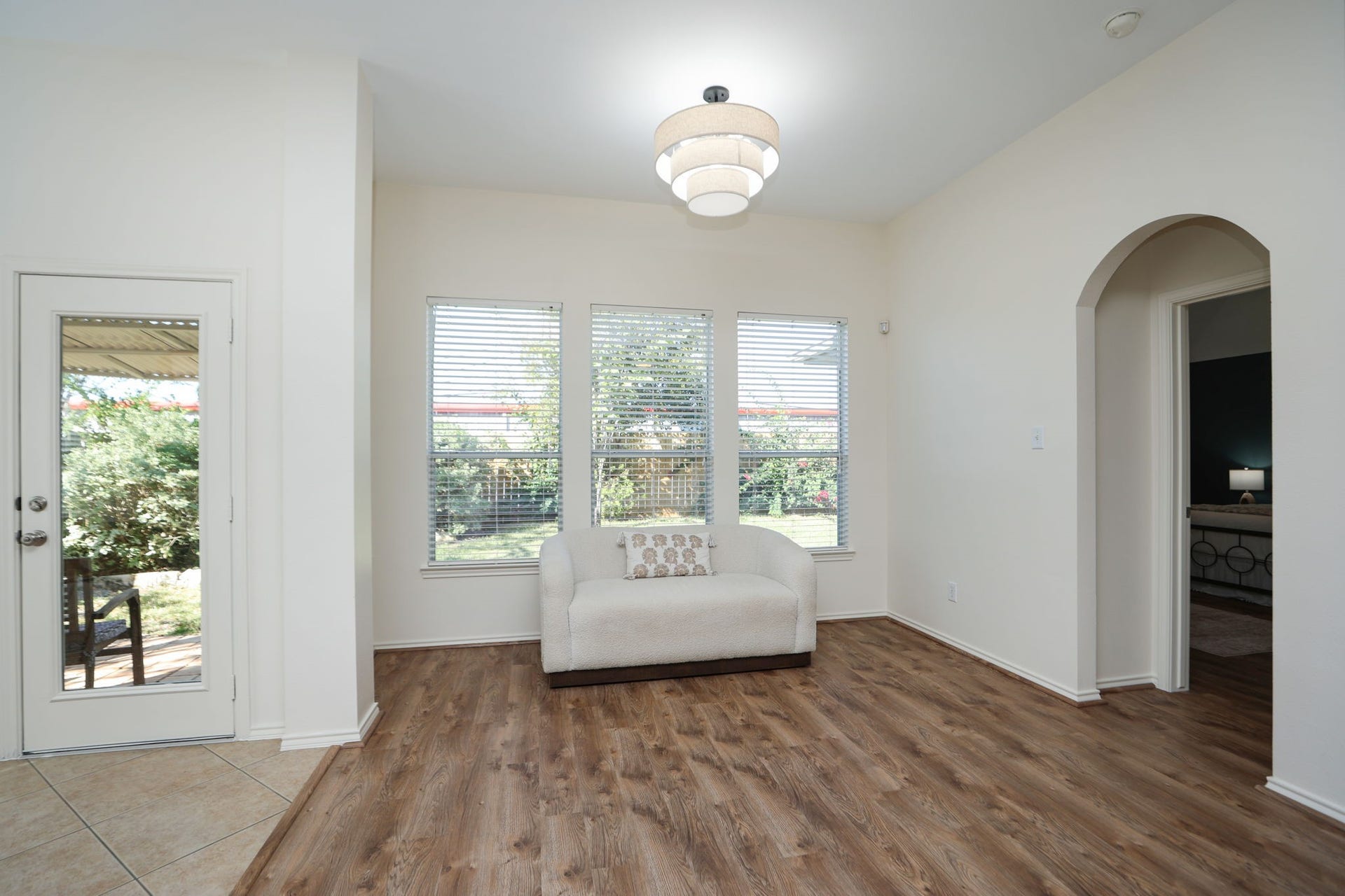4814 Mosaic Canyon Court, Humble, TX 77396 This area can be a play space, dining space, or nook to relax in front of the large windows to your fabulous back yard! Well-lit with new light fixture.
