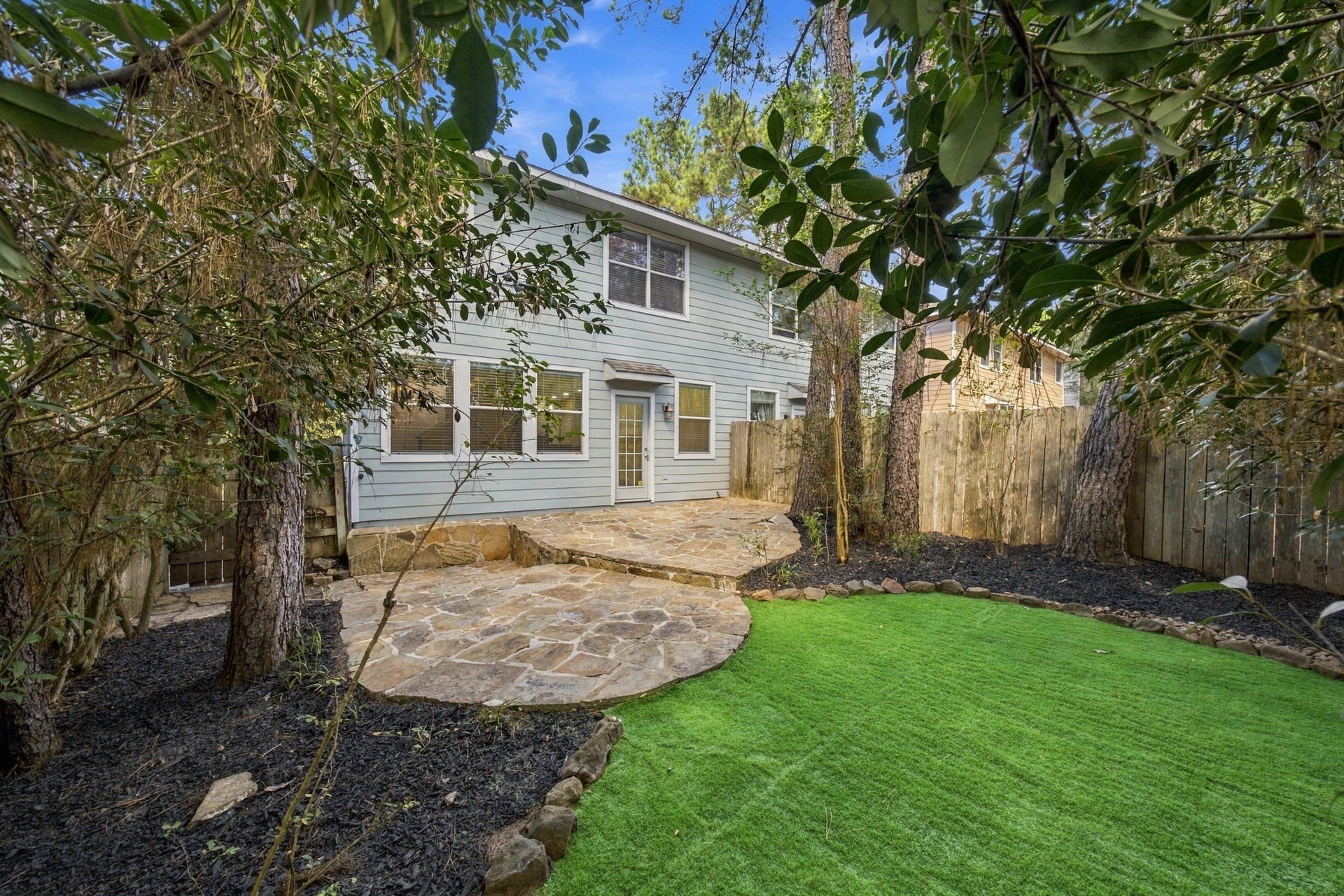 30 Blue Creek Place, The Woodlands, TX 77382 Another view of the maintenance free turf and landscaping.