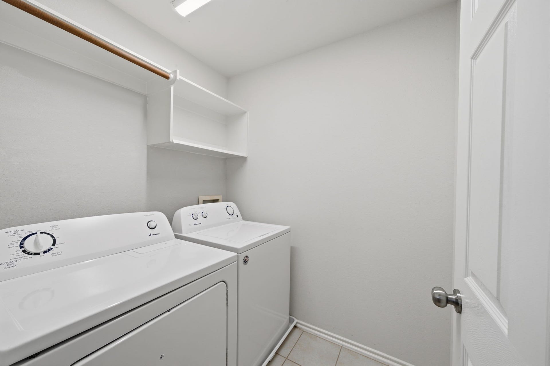 30 Blue Creek Place, The Woodlands, TX 77382 Upstairs laundry room
