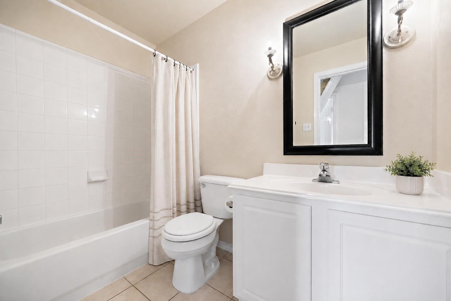 30 Blue Creek Place, The Woodlands, TX 77382 Hall bath located right outside of the secondary bedrooms.