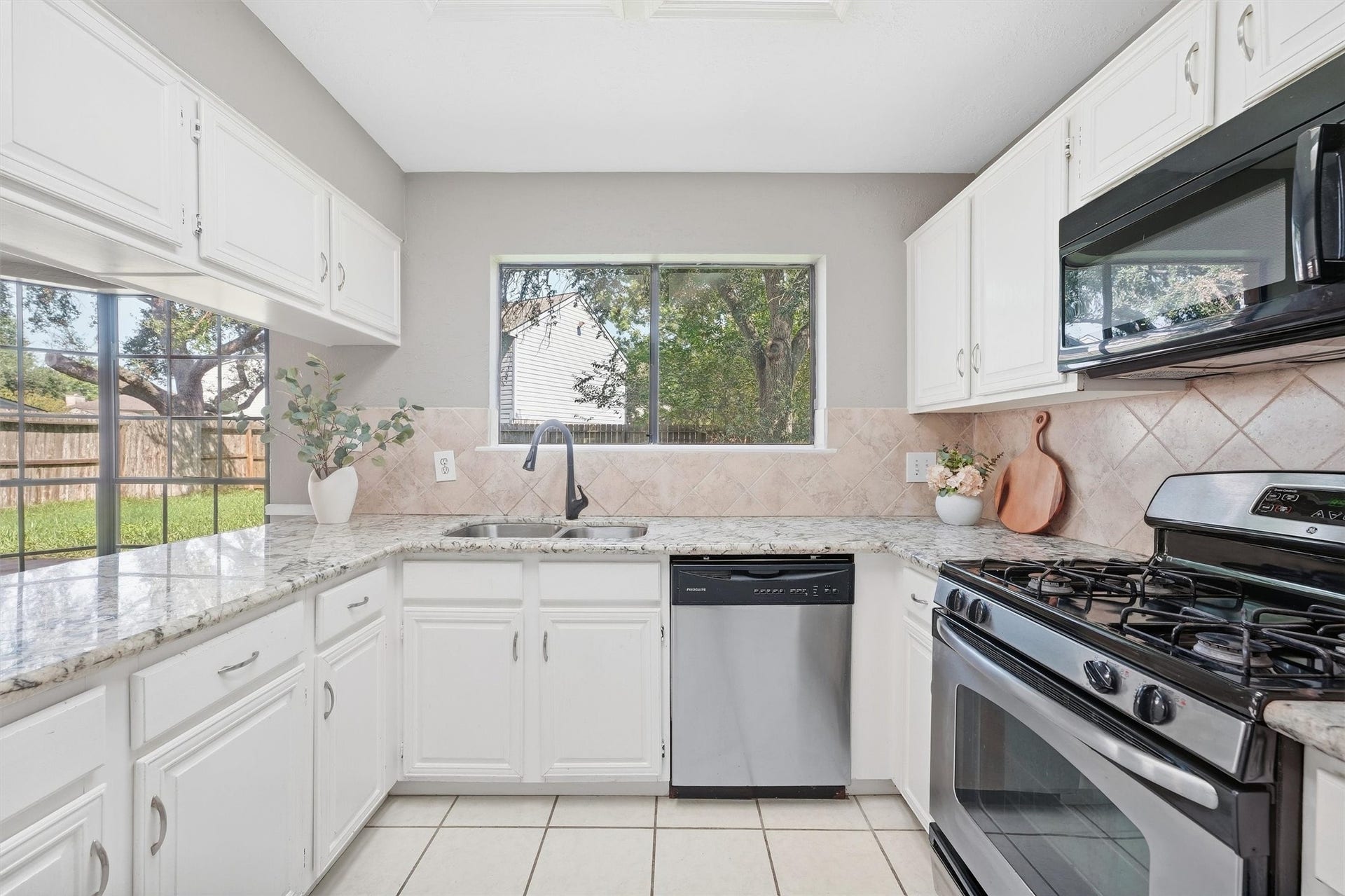 1926 Victoria Garden Drive, Richmond, TX 77406 Updated kitchen with granite countertops and ample cabinetry