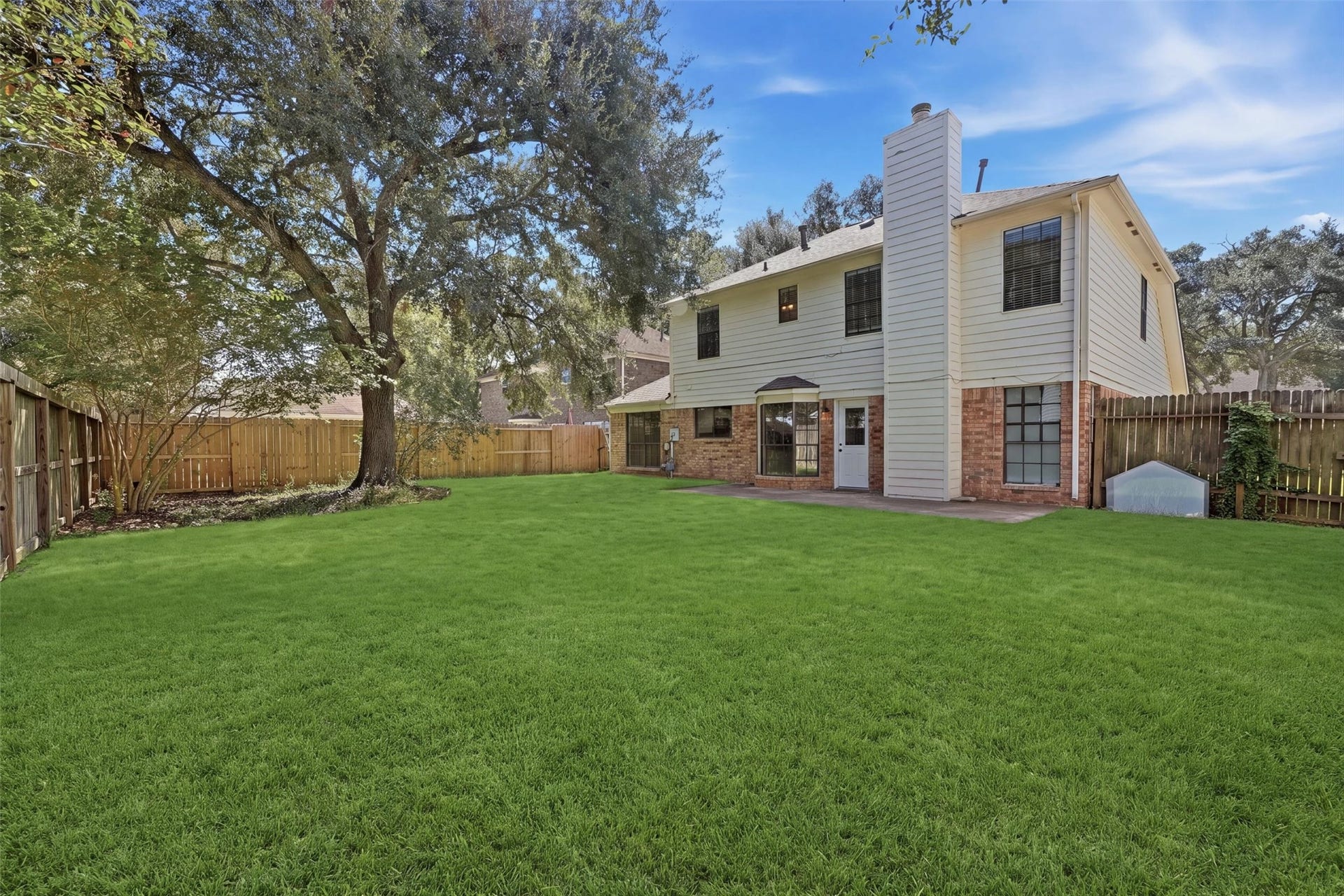 1926 Victoria Garden Drive, Richmond, TX 77406 Spacious yard ready for entertaining or relaxing evenings.
