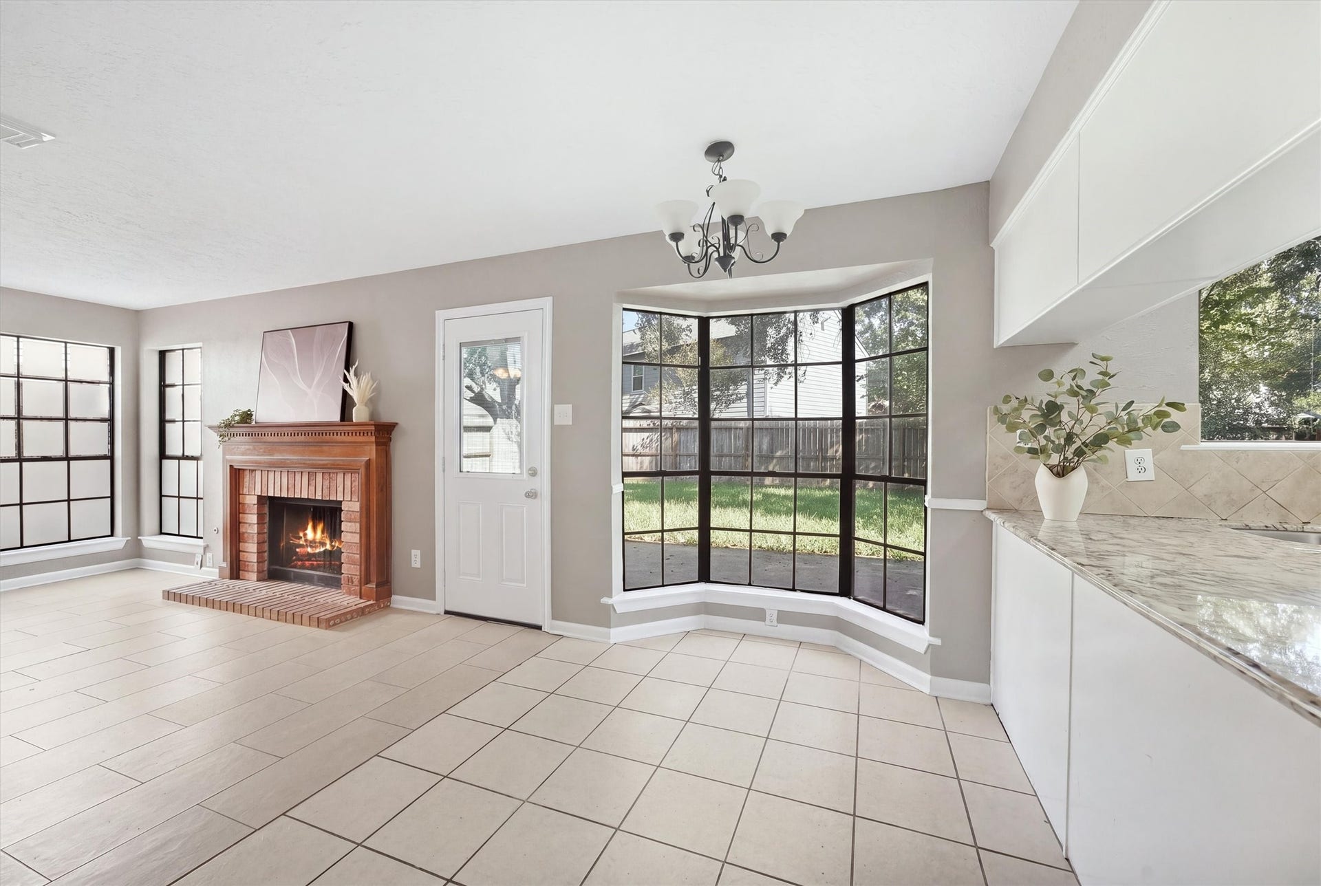 1926 Victoria Garden Drive, Richmond, TX 77406 Breakfast bar + bright breakfast nook overlooking the living room