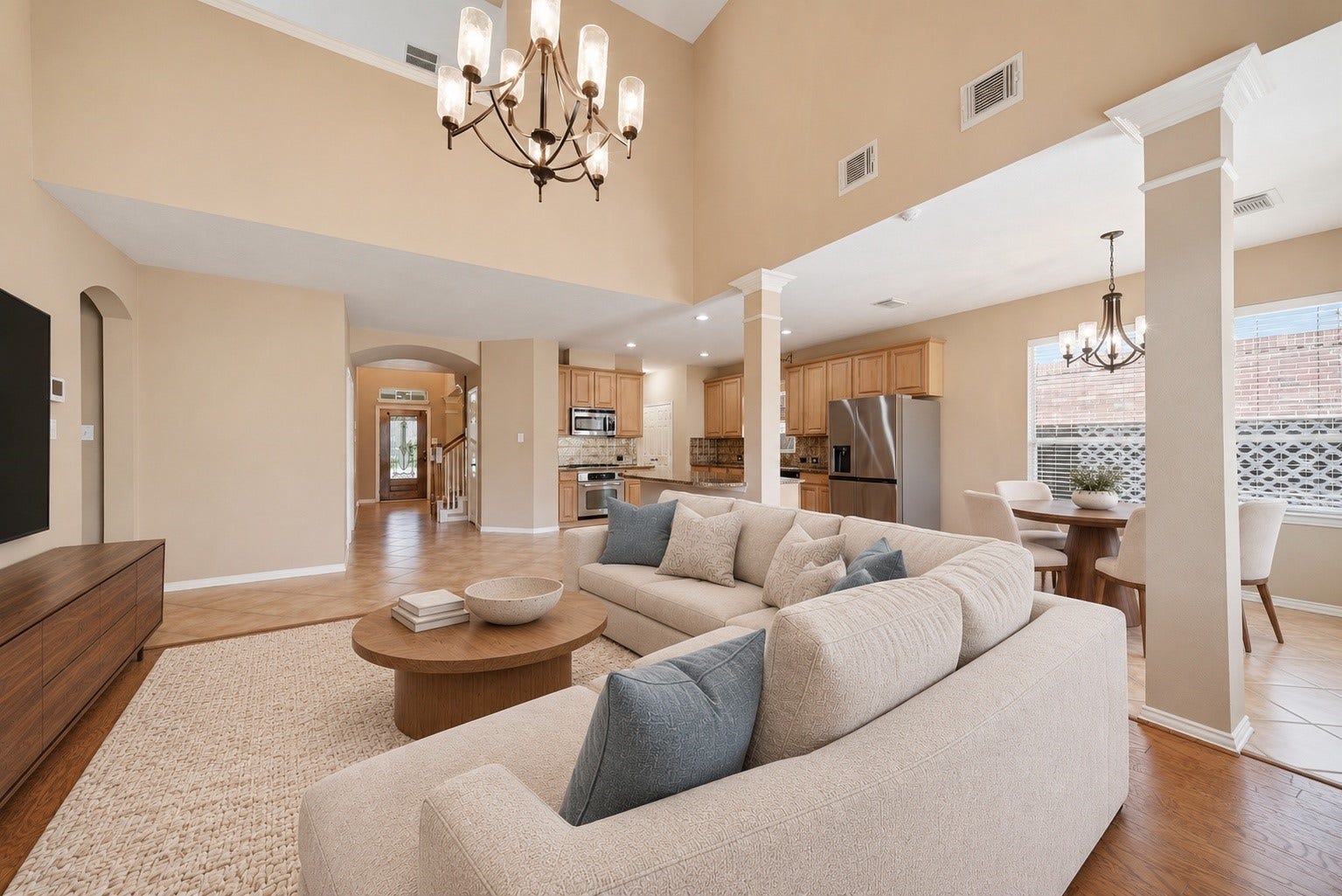 *VIRTUALLY STAGED LIVING AND BREAKFAST AREA*