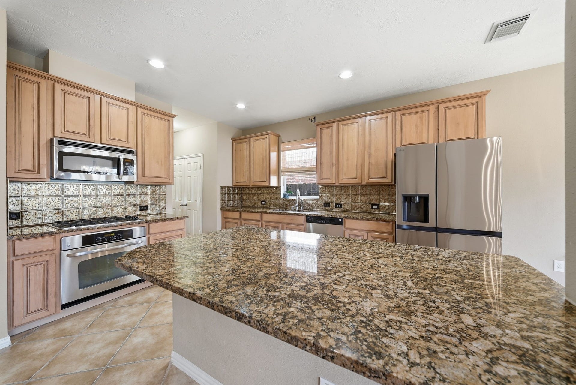*VIRTUALLY STAGED BREAKFAST AREA*