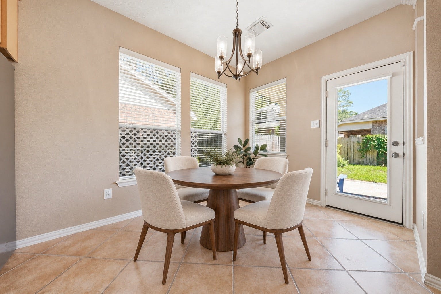 *VIRTUALLY STAGED BREAKFAST AREA*