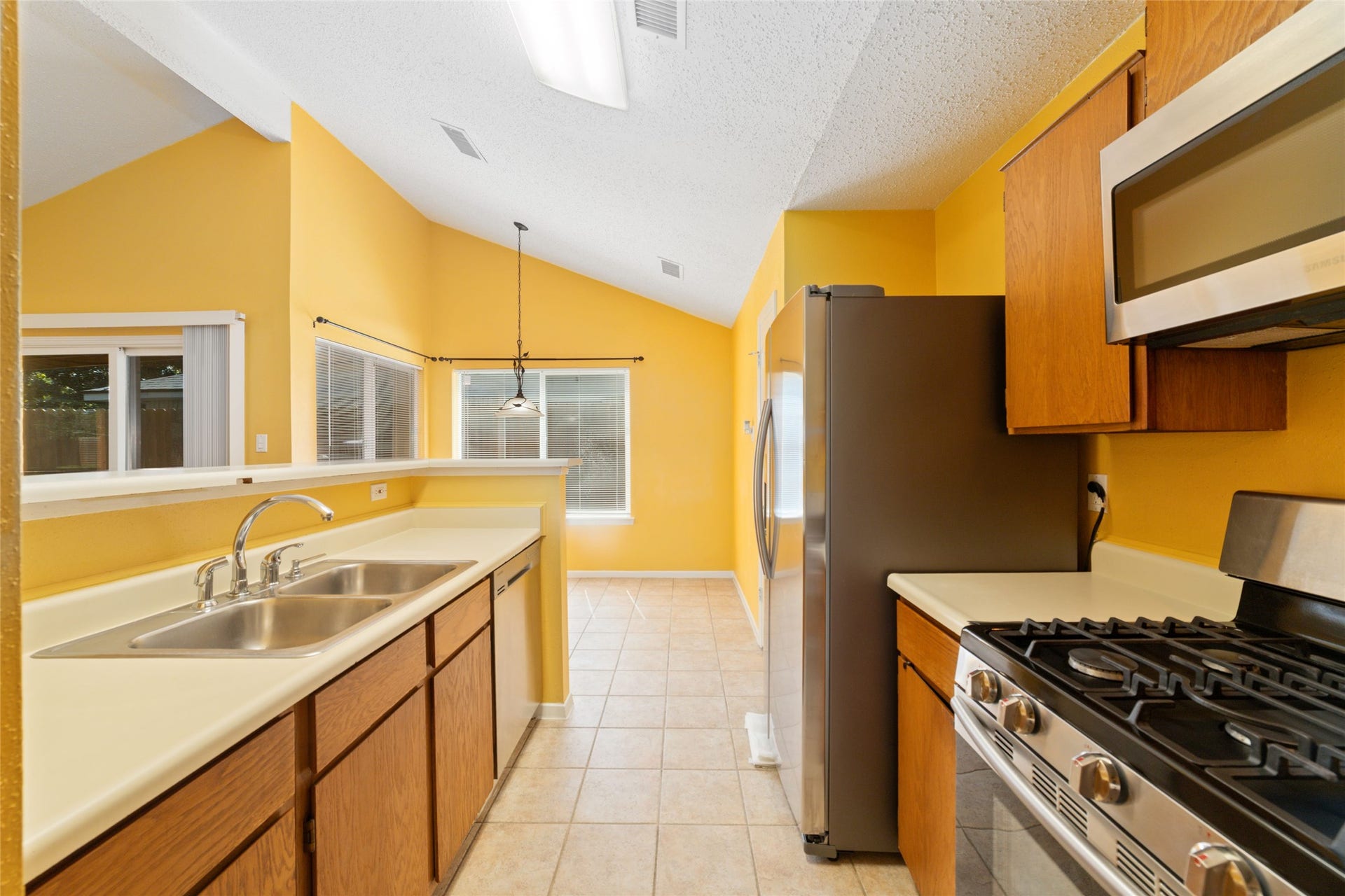 7235 Londres Drive, Houston, TX 77083 7235 Londres Drive, Houston, TX 77083