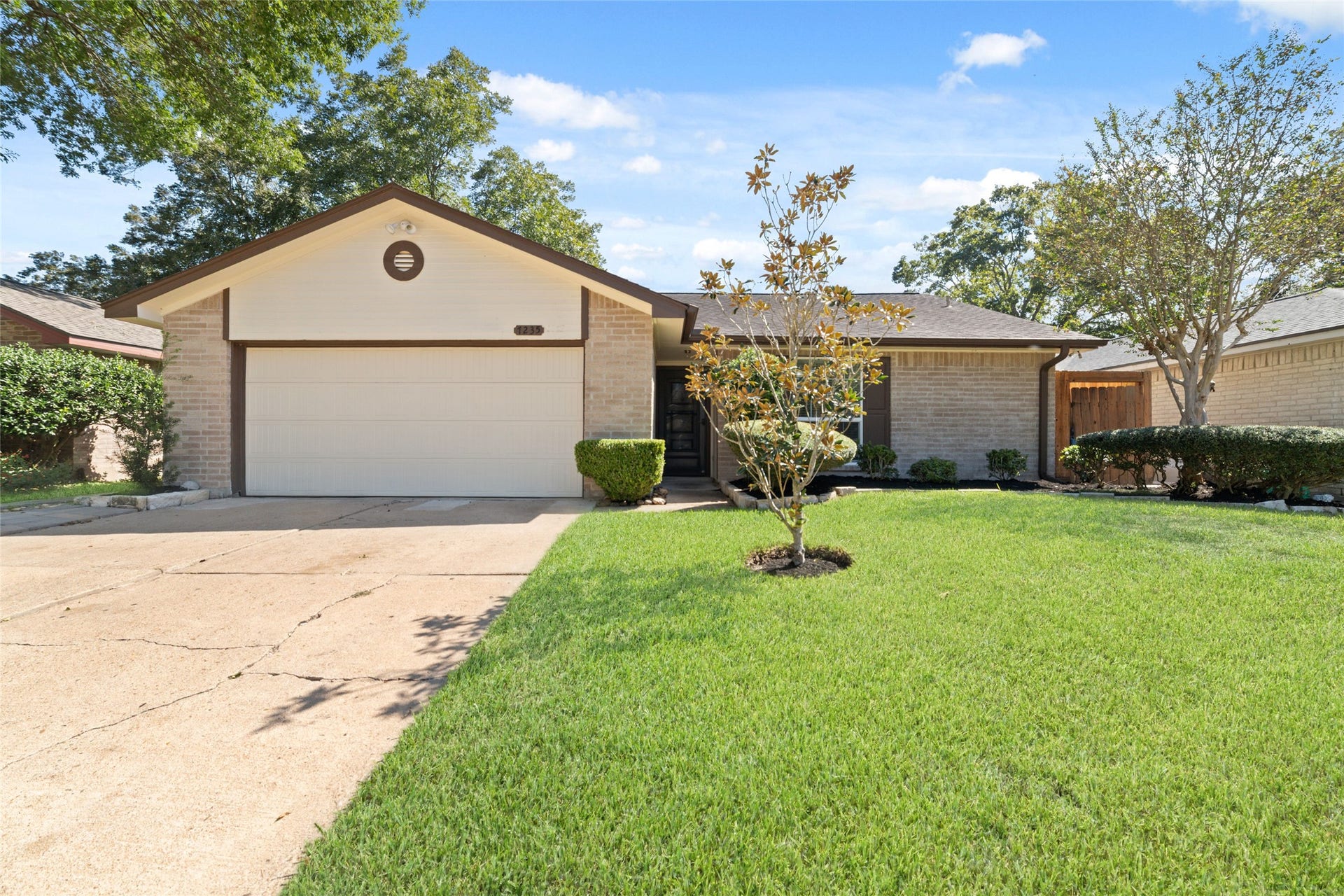 7235 Londres Drive, Houston, TX 77083 7235 Londres Drive, Houston, TX 77083