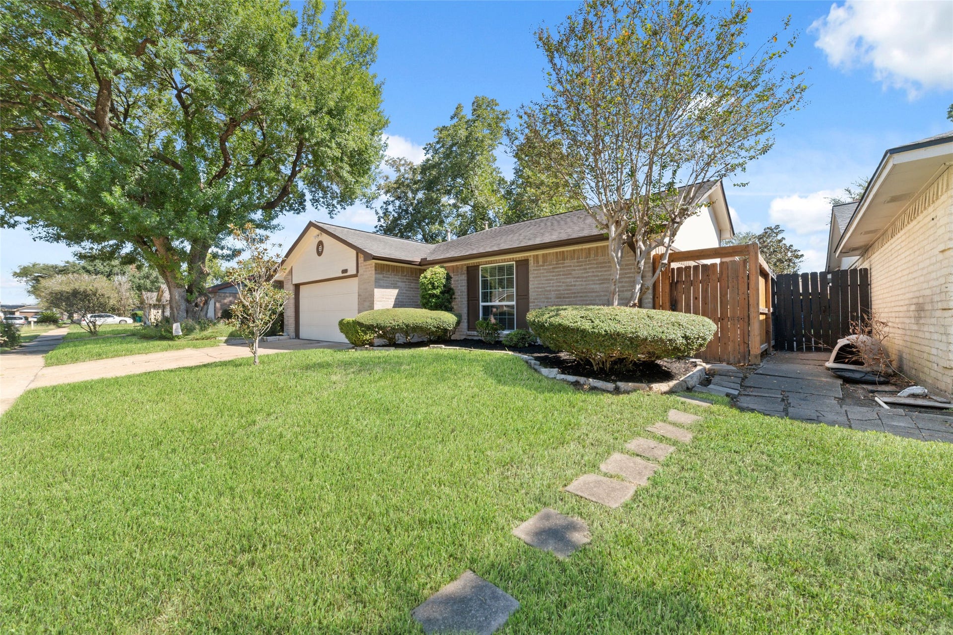 7235 Londres Drive, Houston, TX 77083 7235 Londres Drive, Houston, TX 77083