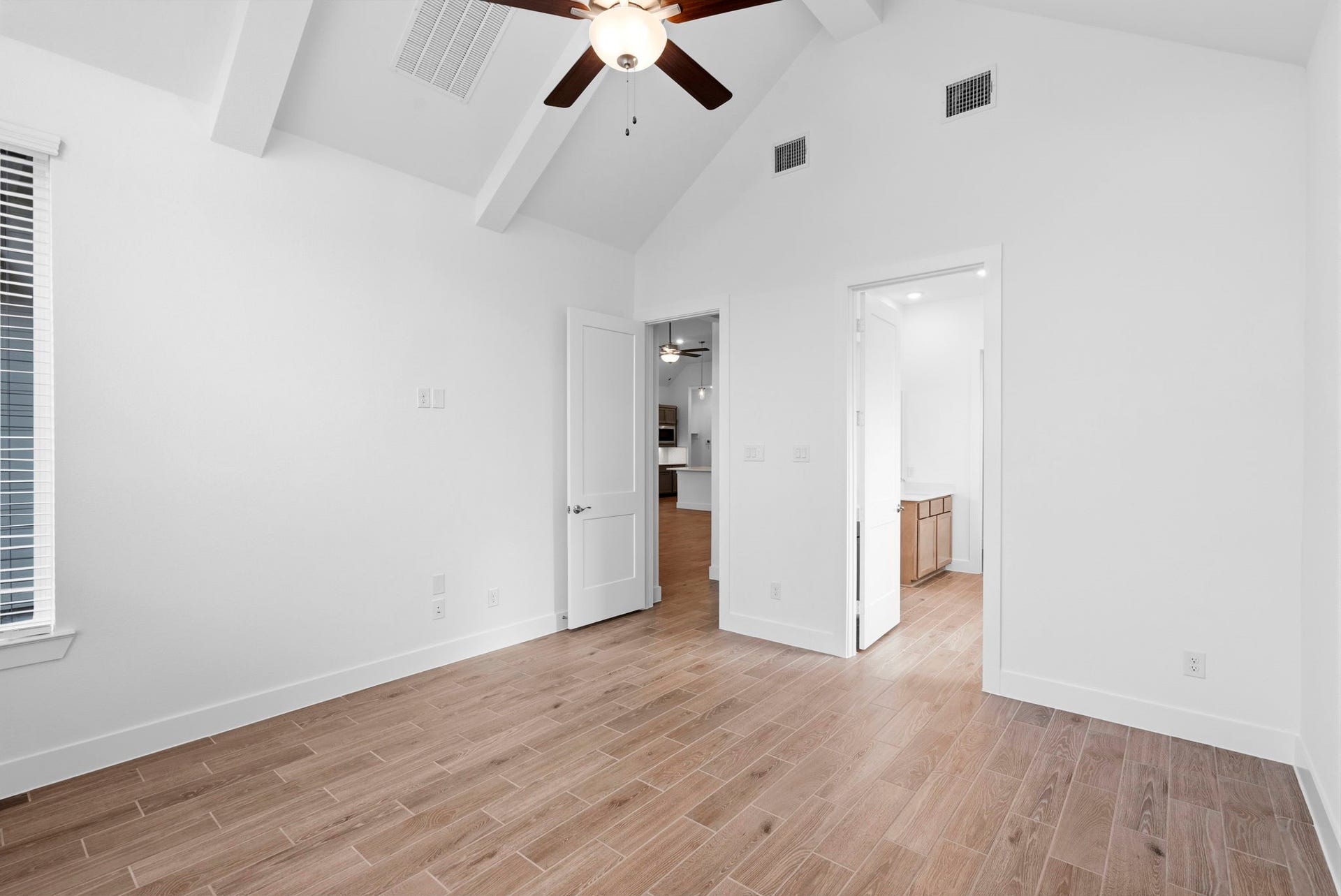 4709 Barkley Cove Drive, Texas City, TX 77591 Photos are REPRESENTATIVE of the home /floor plan and are NOT of the actual home. Selections, features, and room options vary.