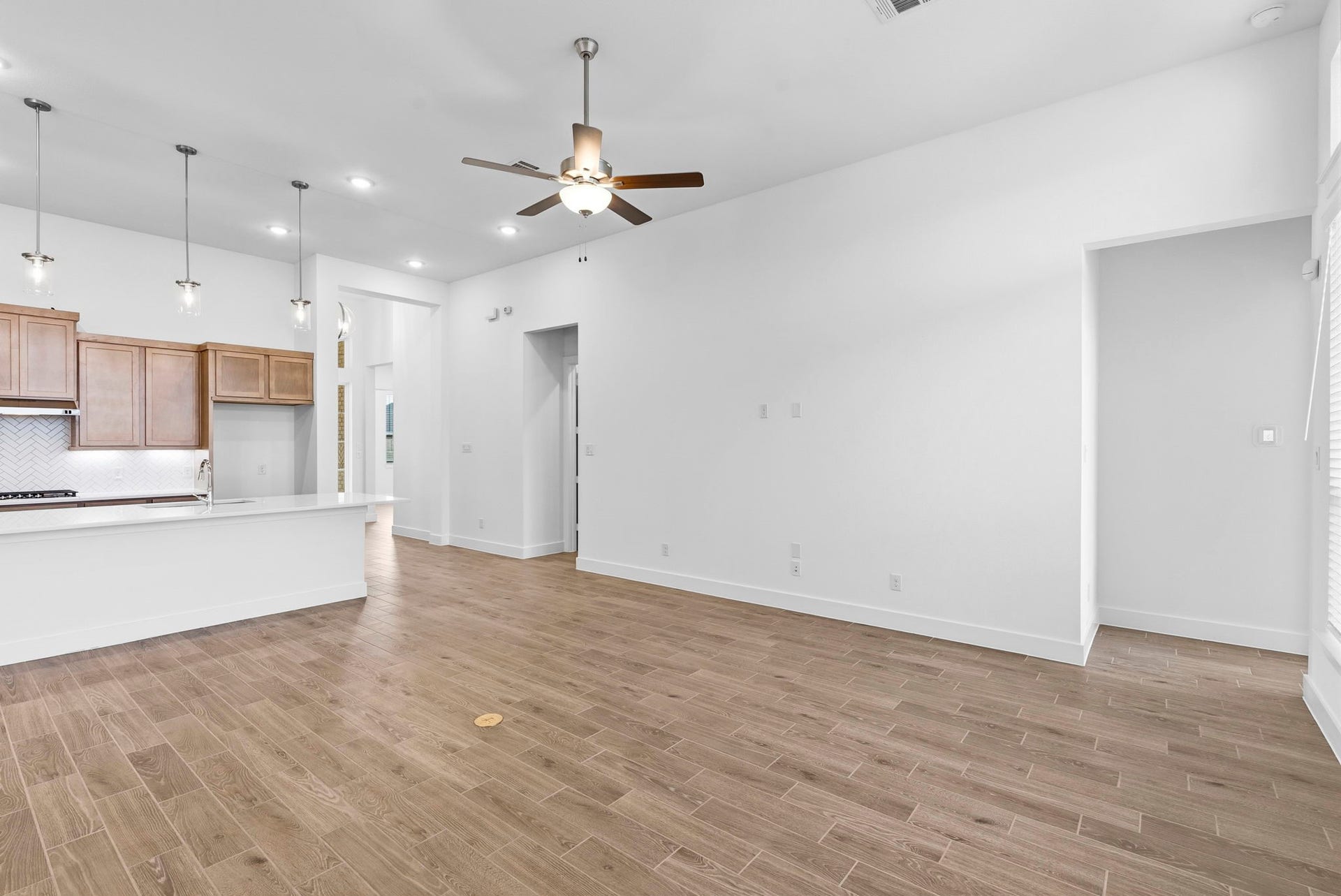 4709 Barkley Cove Drive, Texas City, TX 77591 Photos are REPRESENTATIVE of the home /floor plan and are NOT of the actual home. Selections, features, and room options vary.