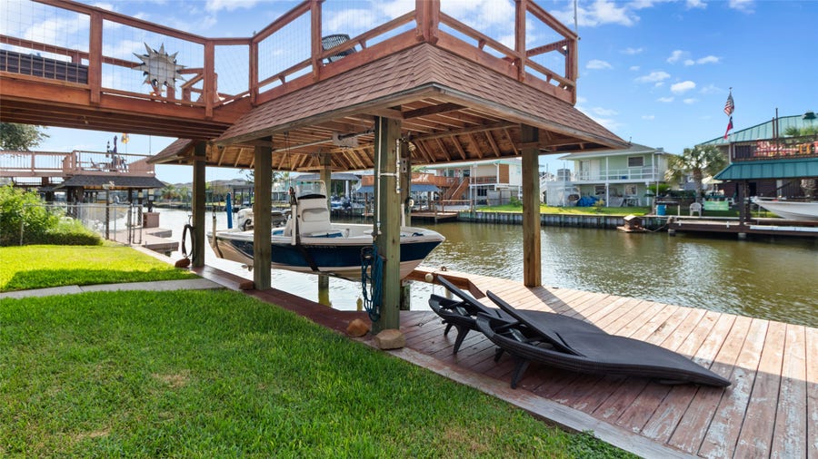 Property photo for 261 Barracuda Street, Bayou Vista, TX