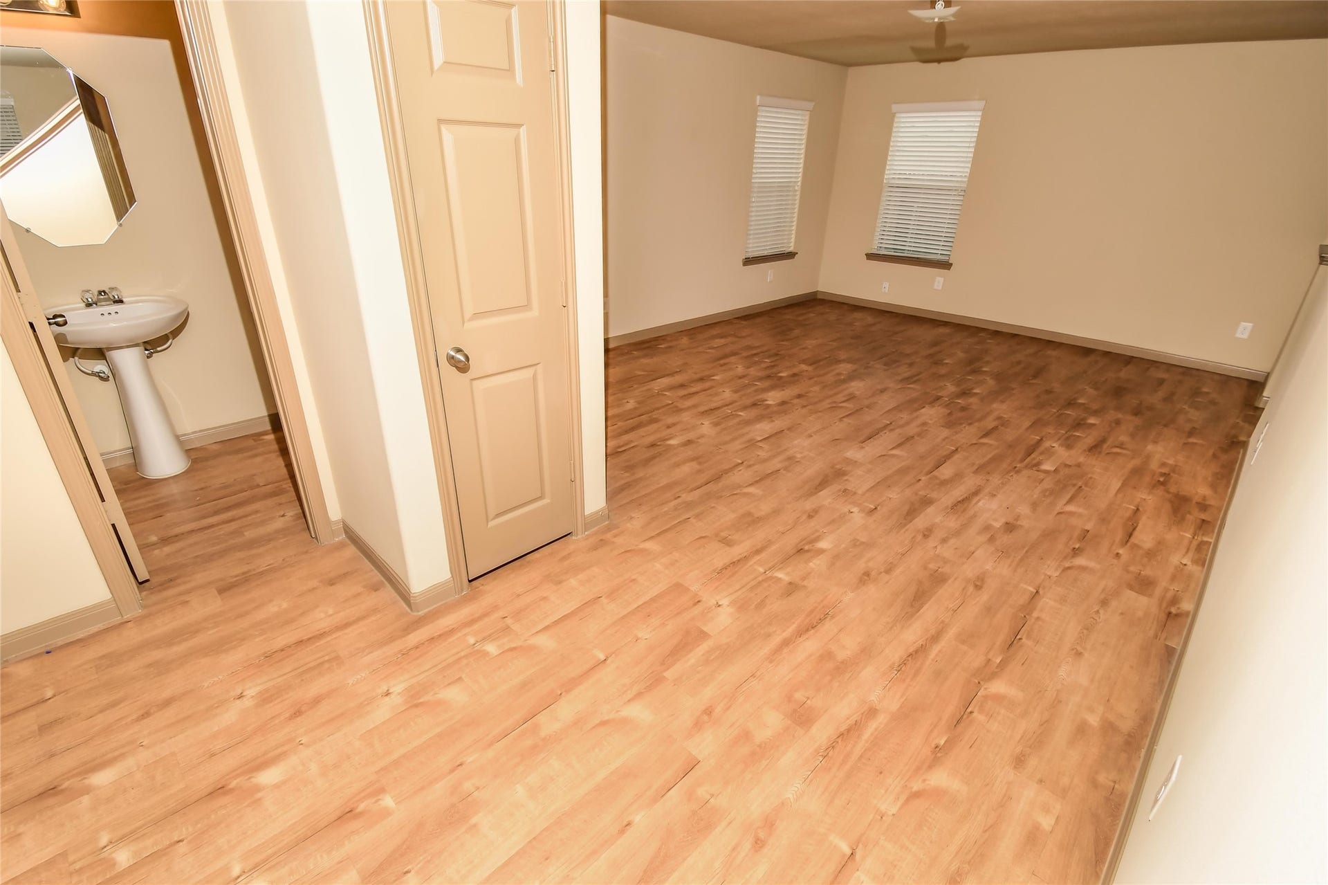 2307 Kolby Way, Houston, TX 77073 Photos may be representative of the floor plan and not the exact home. Finishes, layout, and features of the actual property for lease may vary.