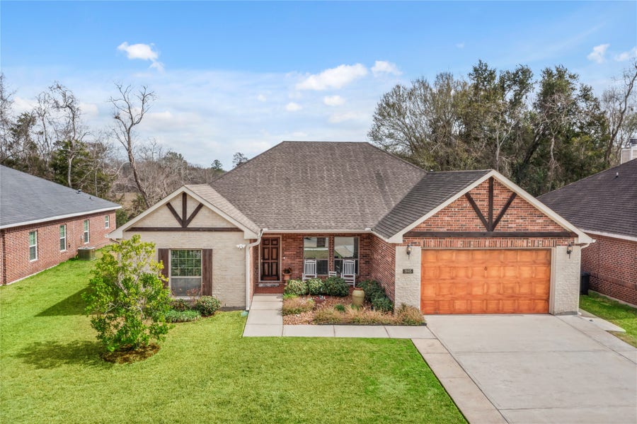 Property photo for 1995 Brentwood Drive, Alvin, TX