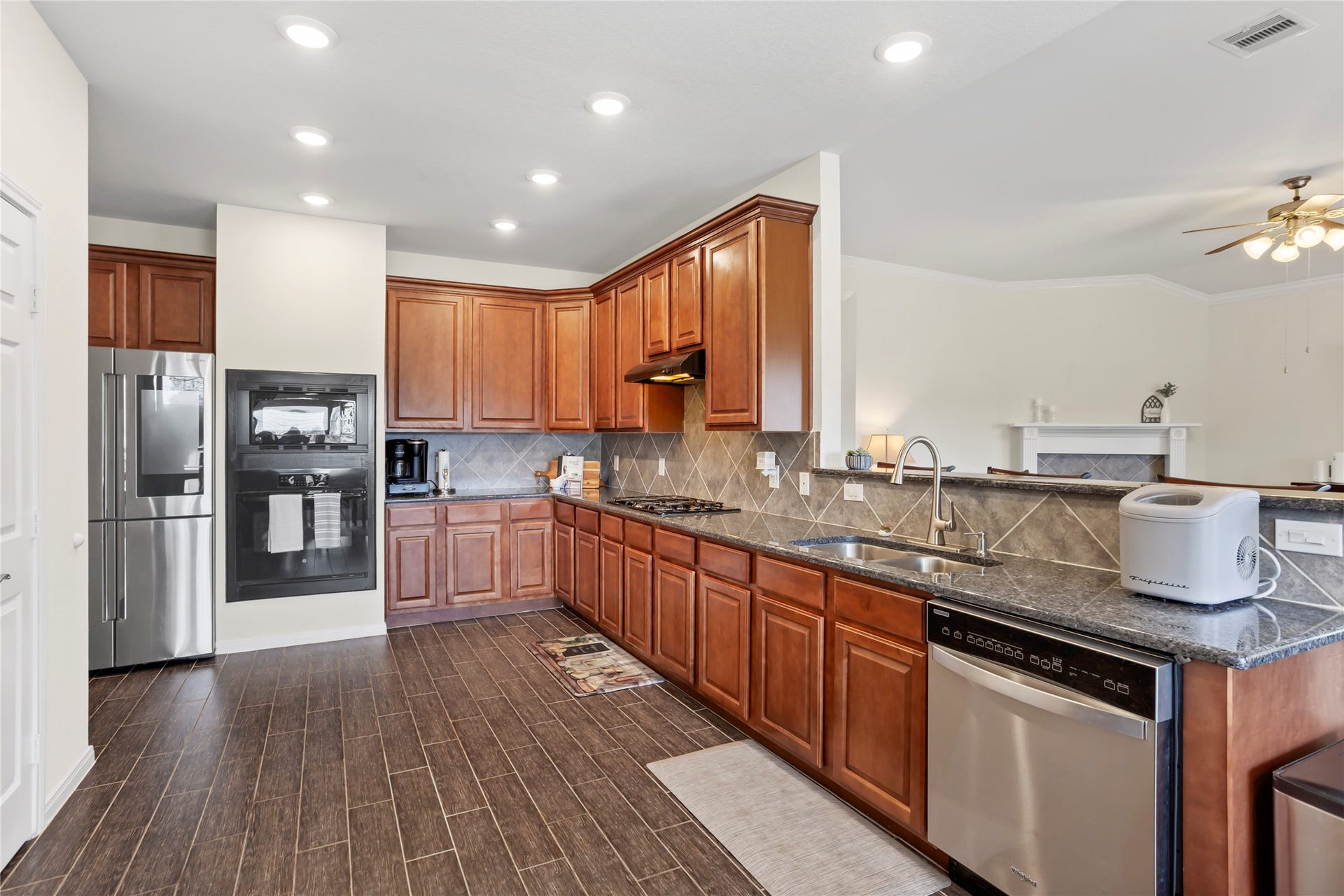 1995 Brentwood Drive, Alvin, TX 77511 1995 Brentwood Drive, Alvin, TX 77511