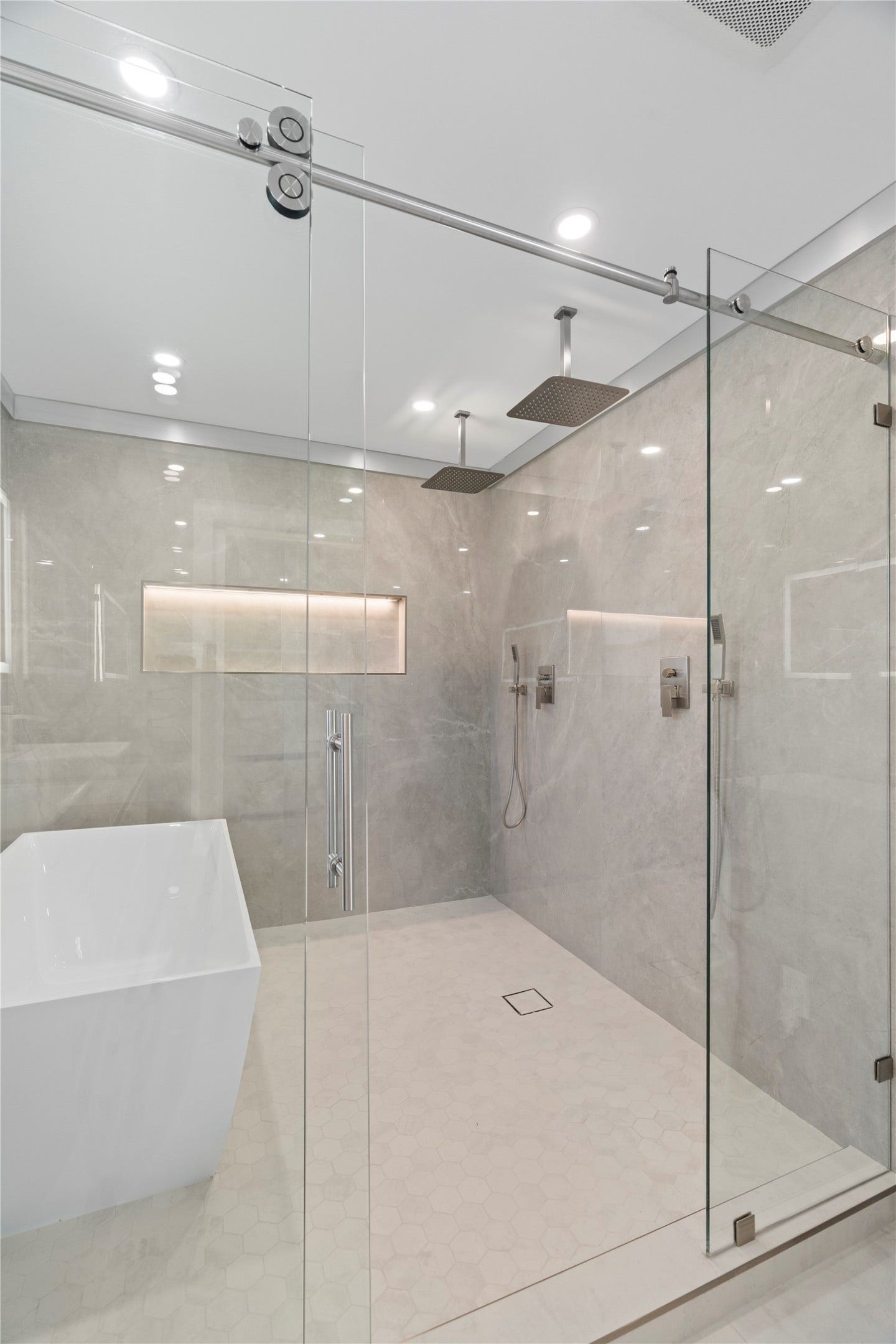 9203 Kapri Lane, Houston, TX 77025 Double showerheads