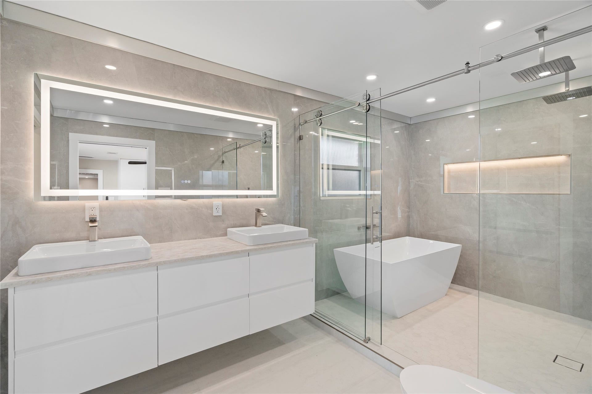 9203 Kapri Lane, Houston, TX 77025 Porcelain Tile