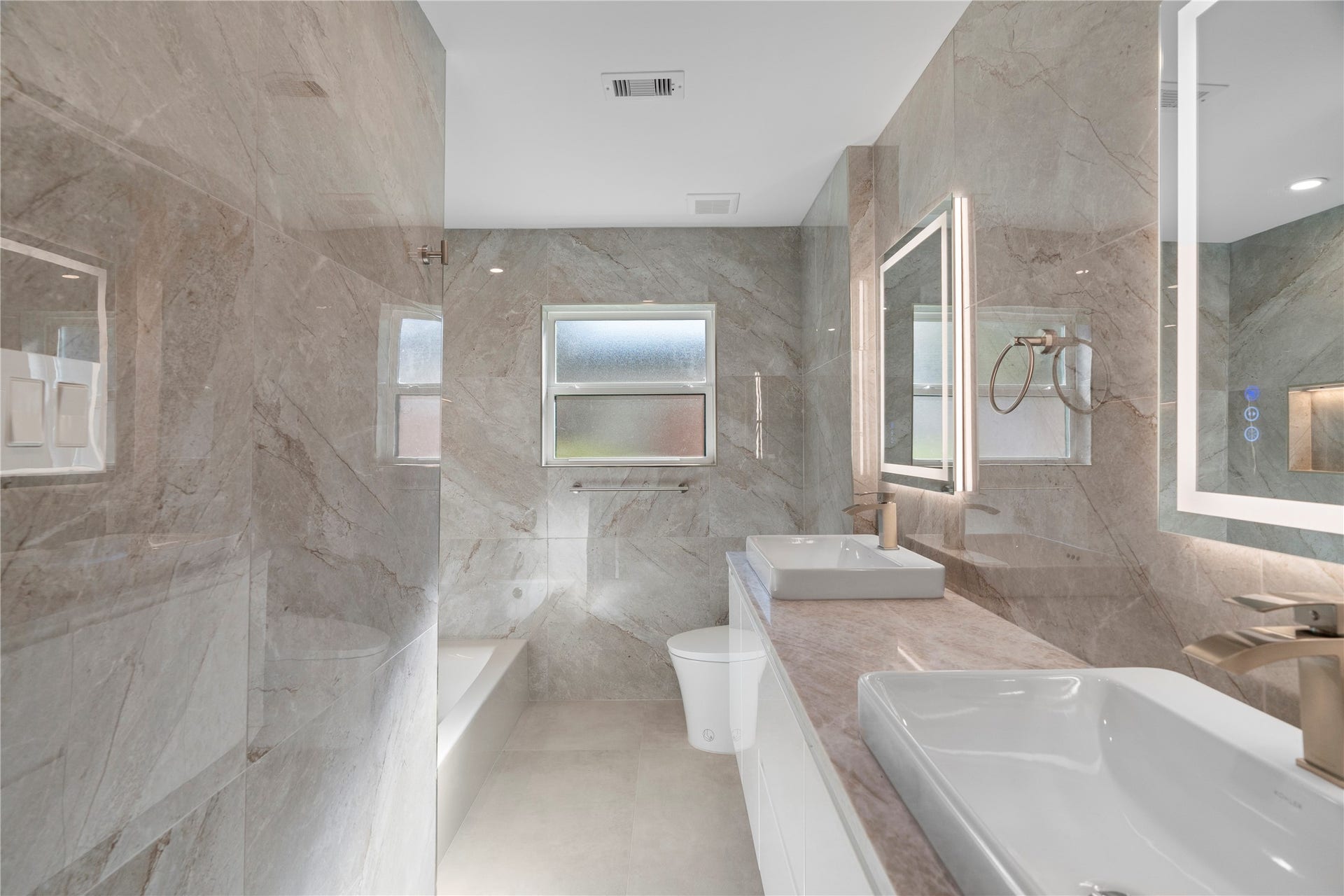 9203 Kapri Lane, Houston, TX 77025 Porcelain tile