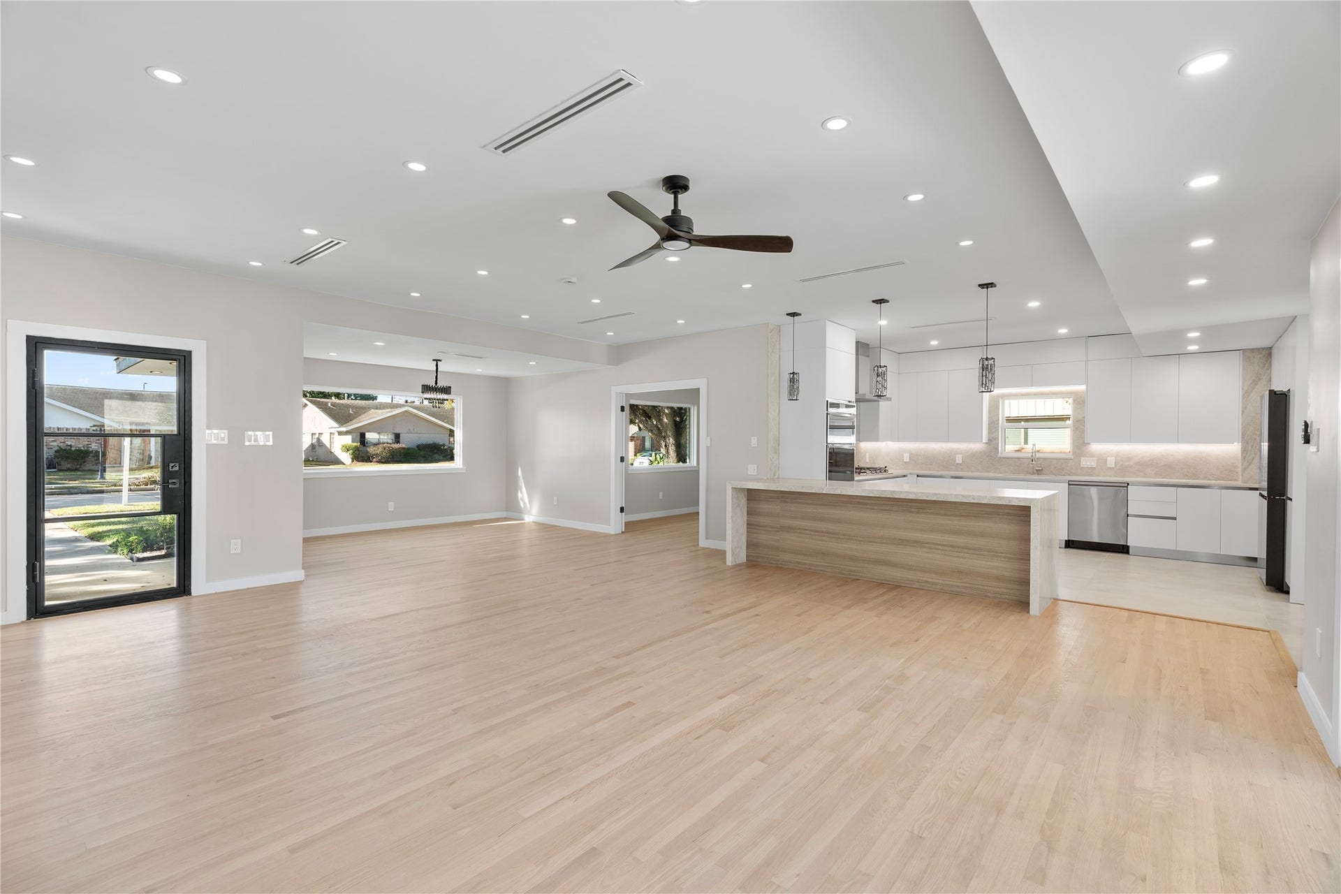 9203 Kapri Lane, Houston, TX 77025 Floor: Natural hard wood