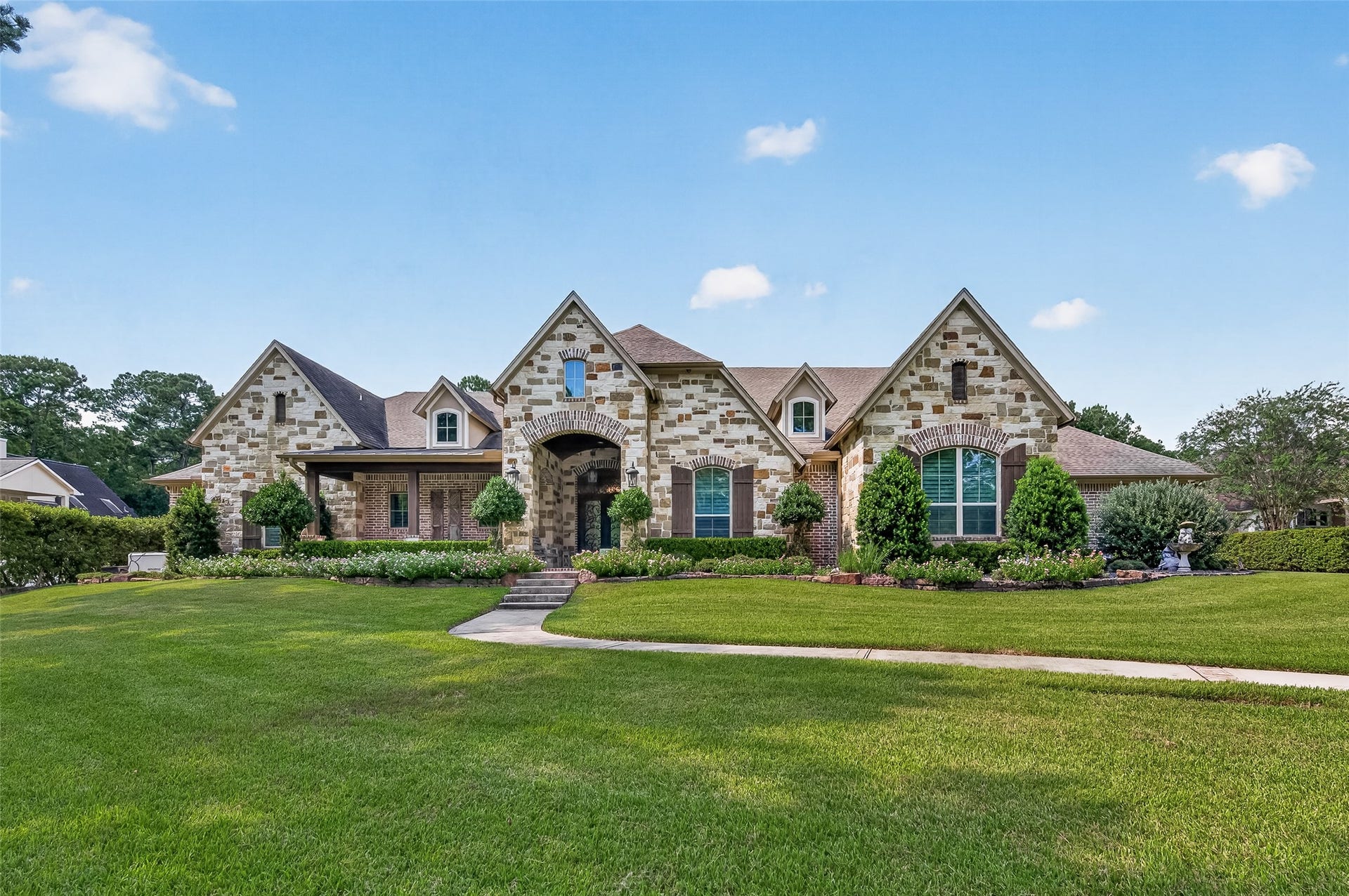 28723 Post Oak Run, Magnolia, TX 77355 Welcome to resort style living on the golf course