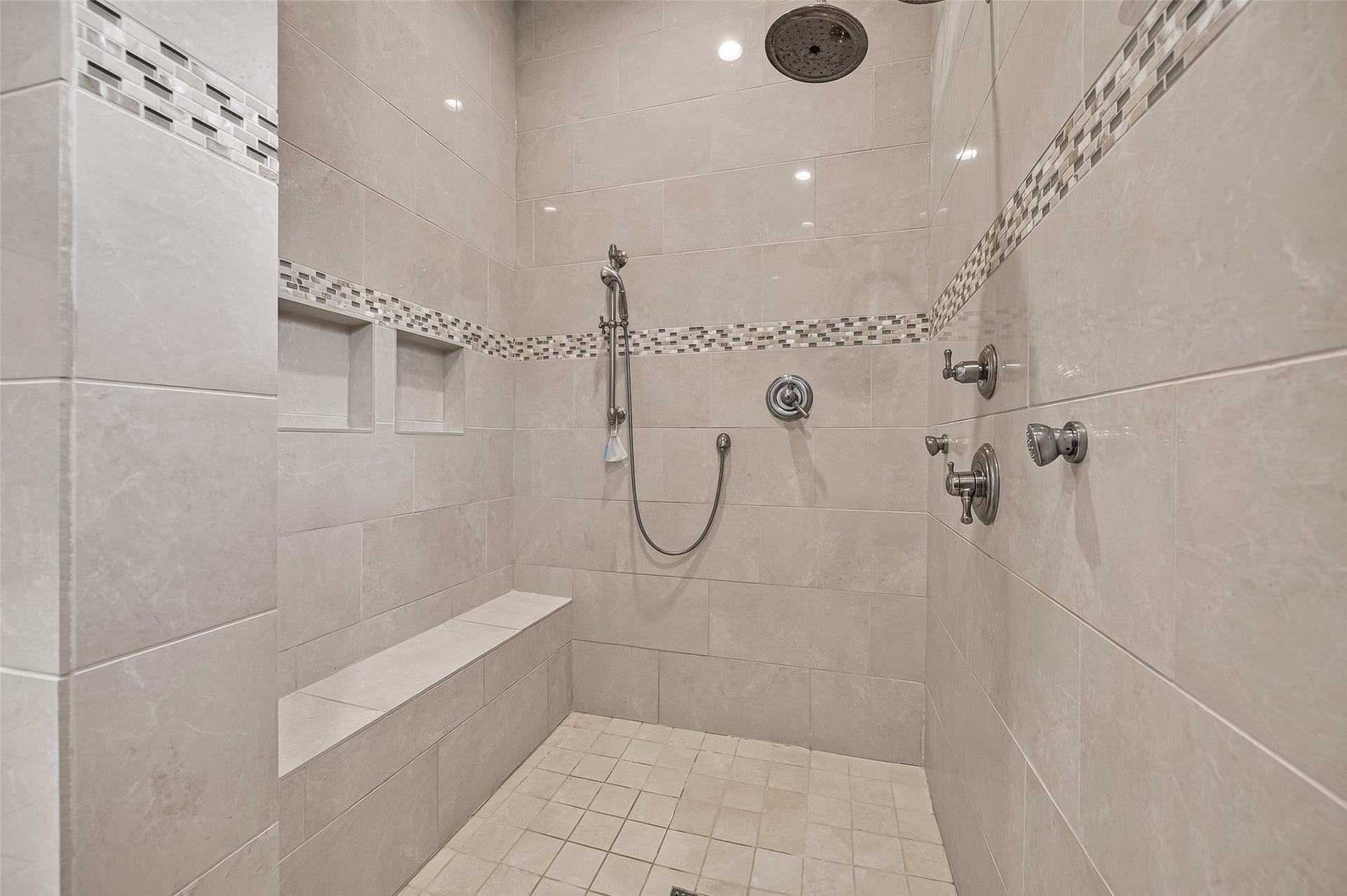 28723 Post Oak Run, Magnolia, TX 77355 Spa like shower