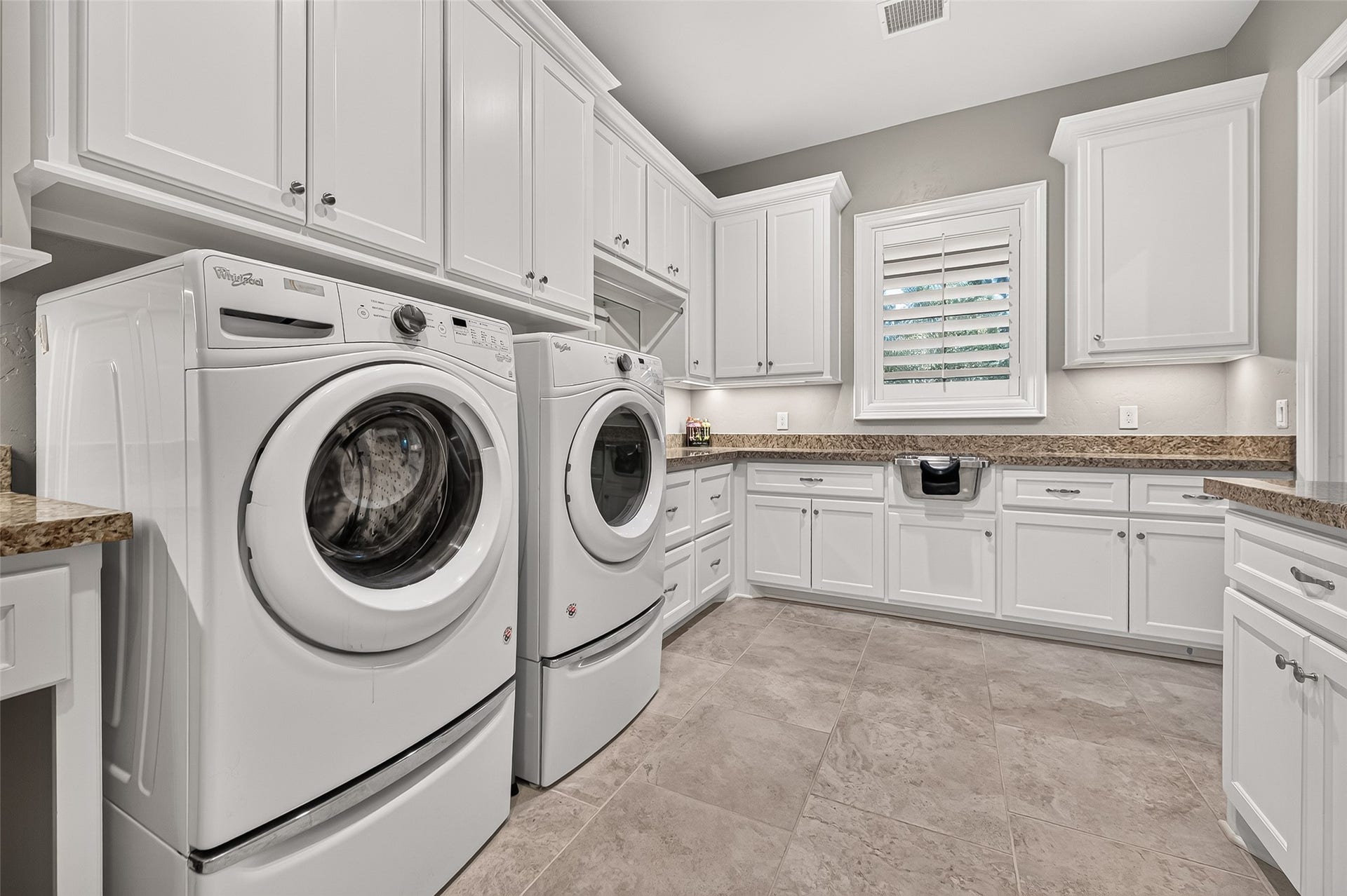 28723 Post Oak Run, Magnolia, TX 77355 Huge laundry room located just off one of the primary closets.