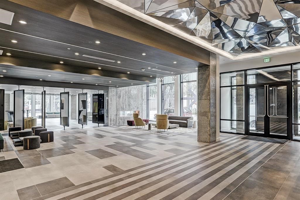 [Lobby] Dramatic lobby designed with gorgeous industrial elements