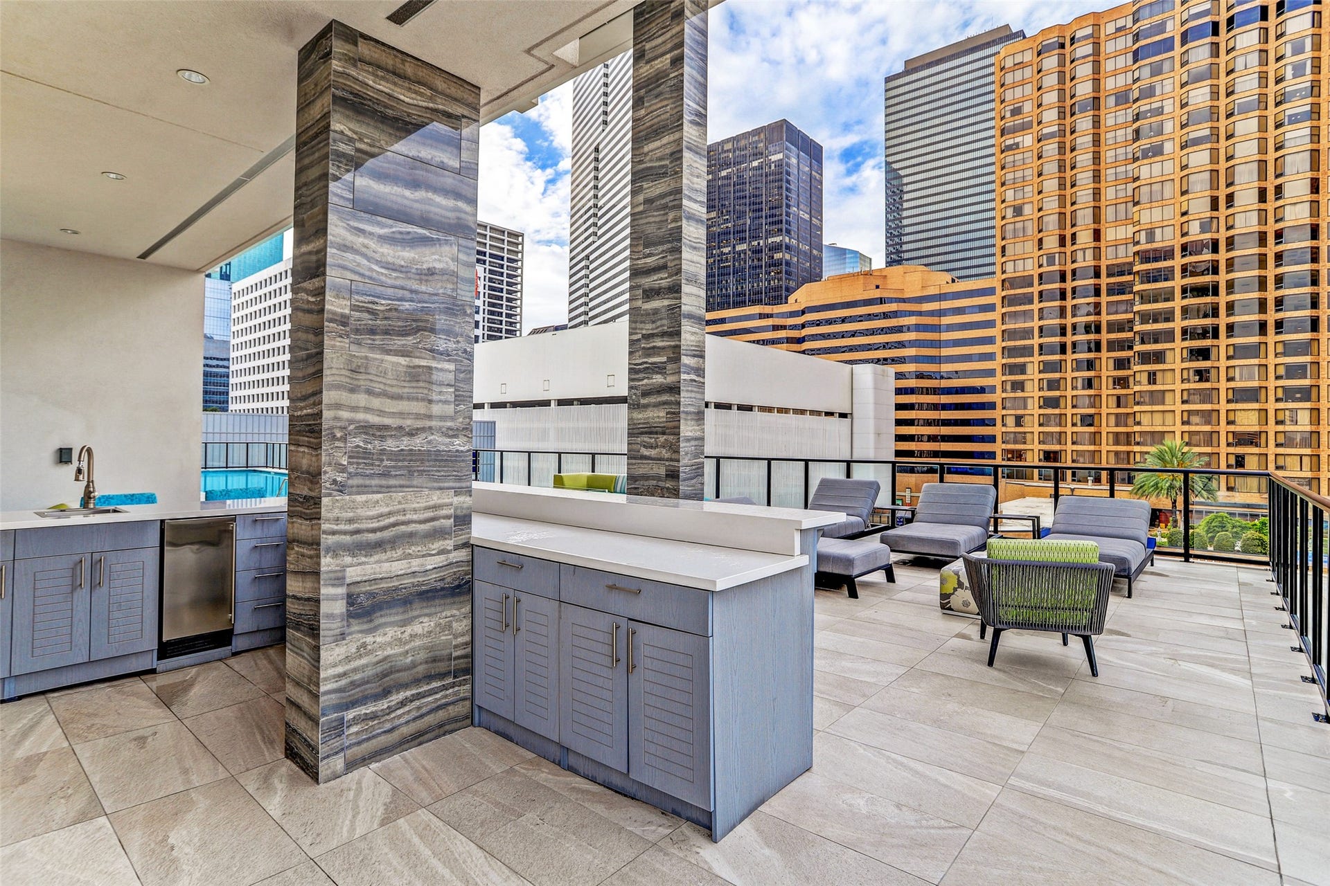 [Outdoor Kitchen and Lounge]