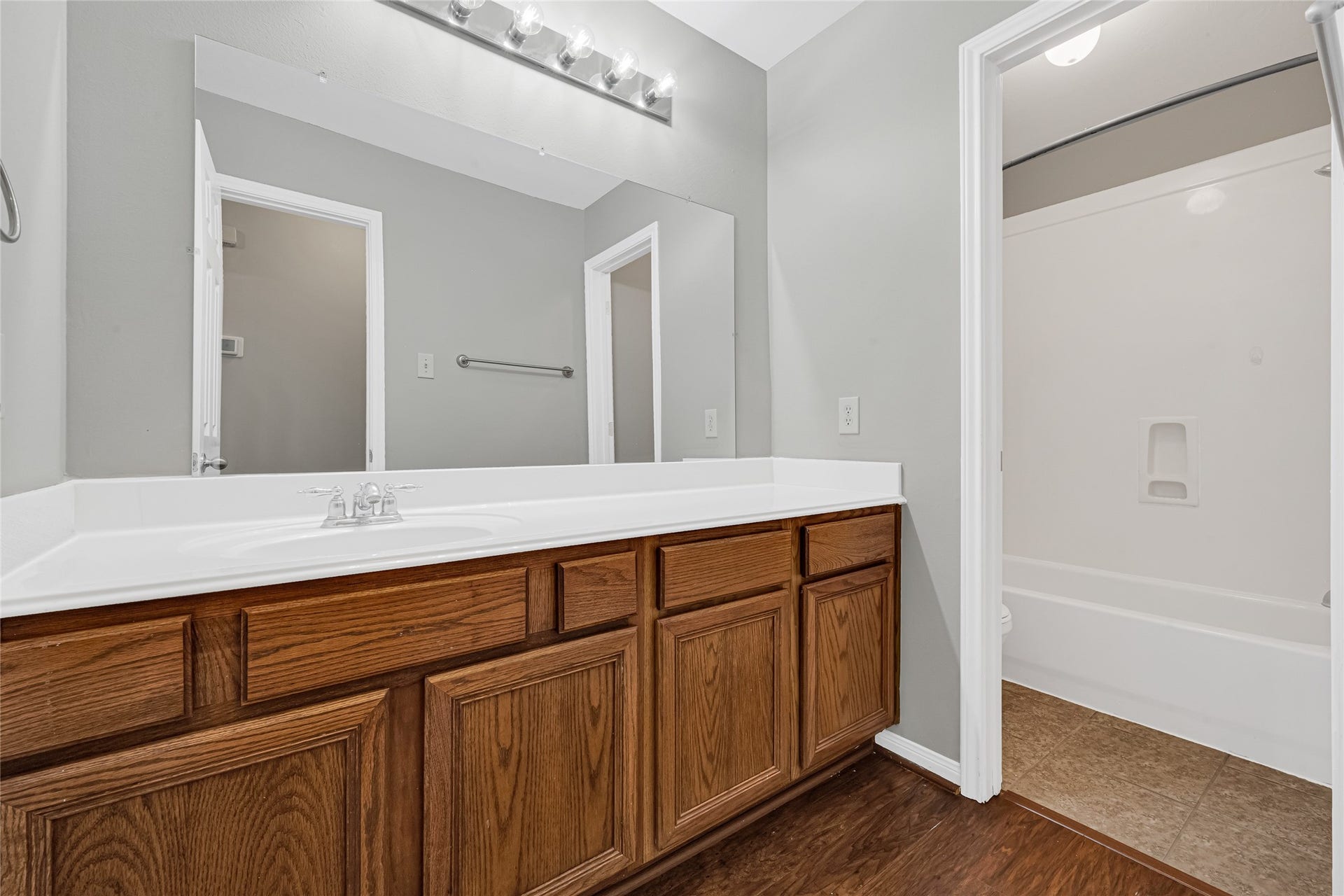 2726 Sage Bluff Avenue, Richmond, TX 77469 Second Bathroom